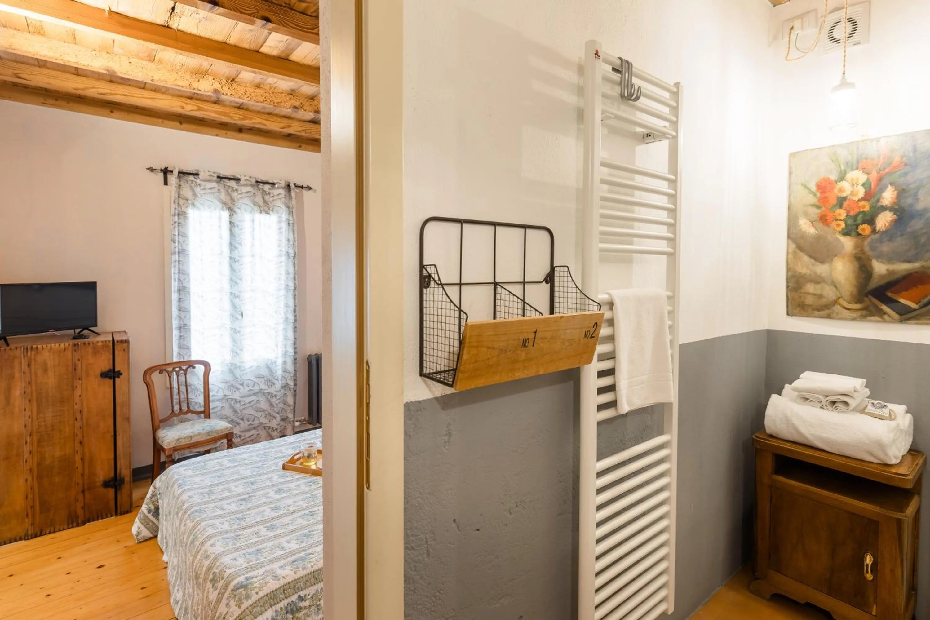 Decorative detail, Bed in B&B Corte del Mincio