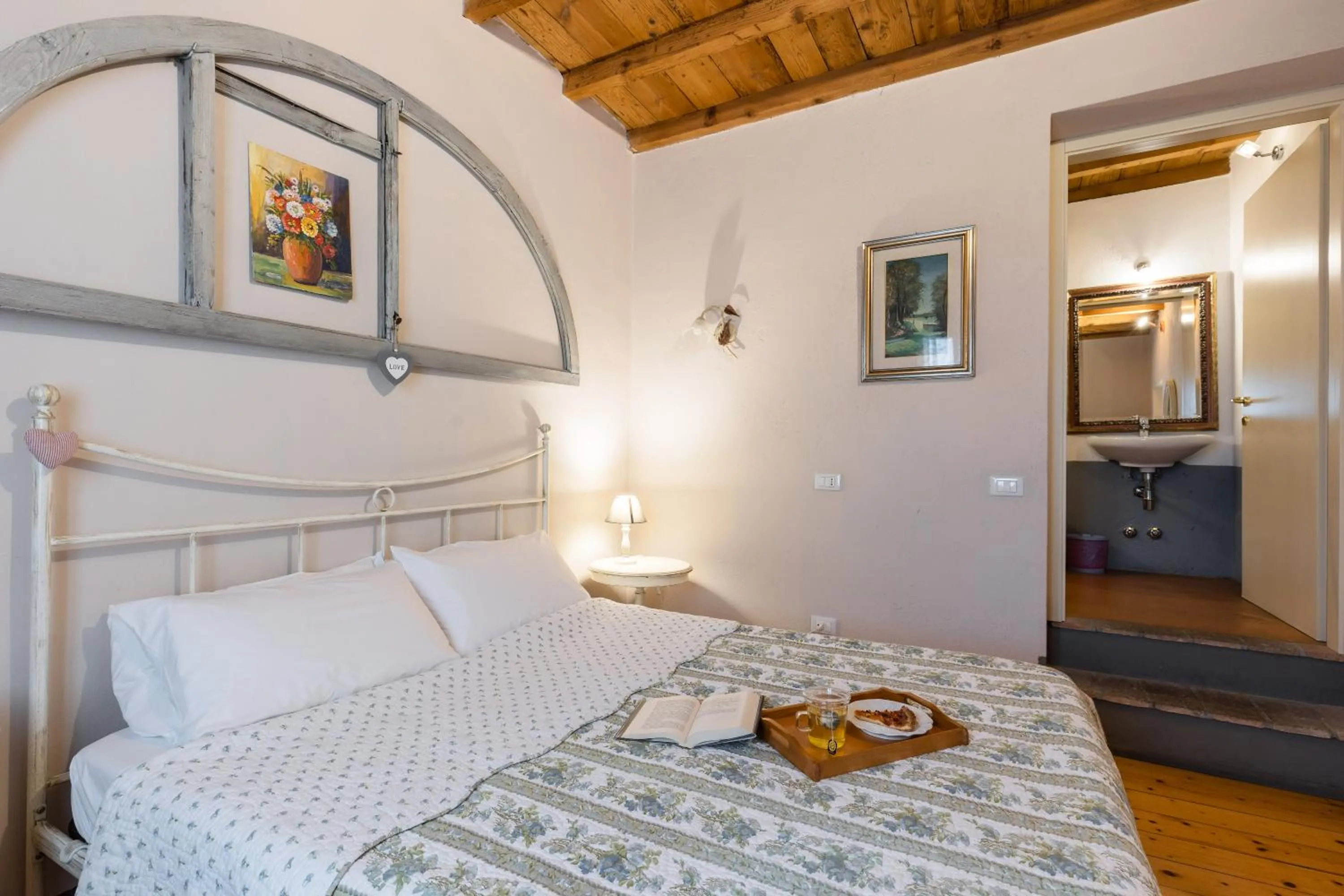 Decorative detail, Bed in B&B Corte del Mincio