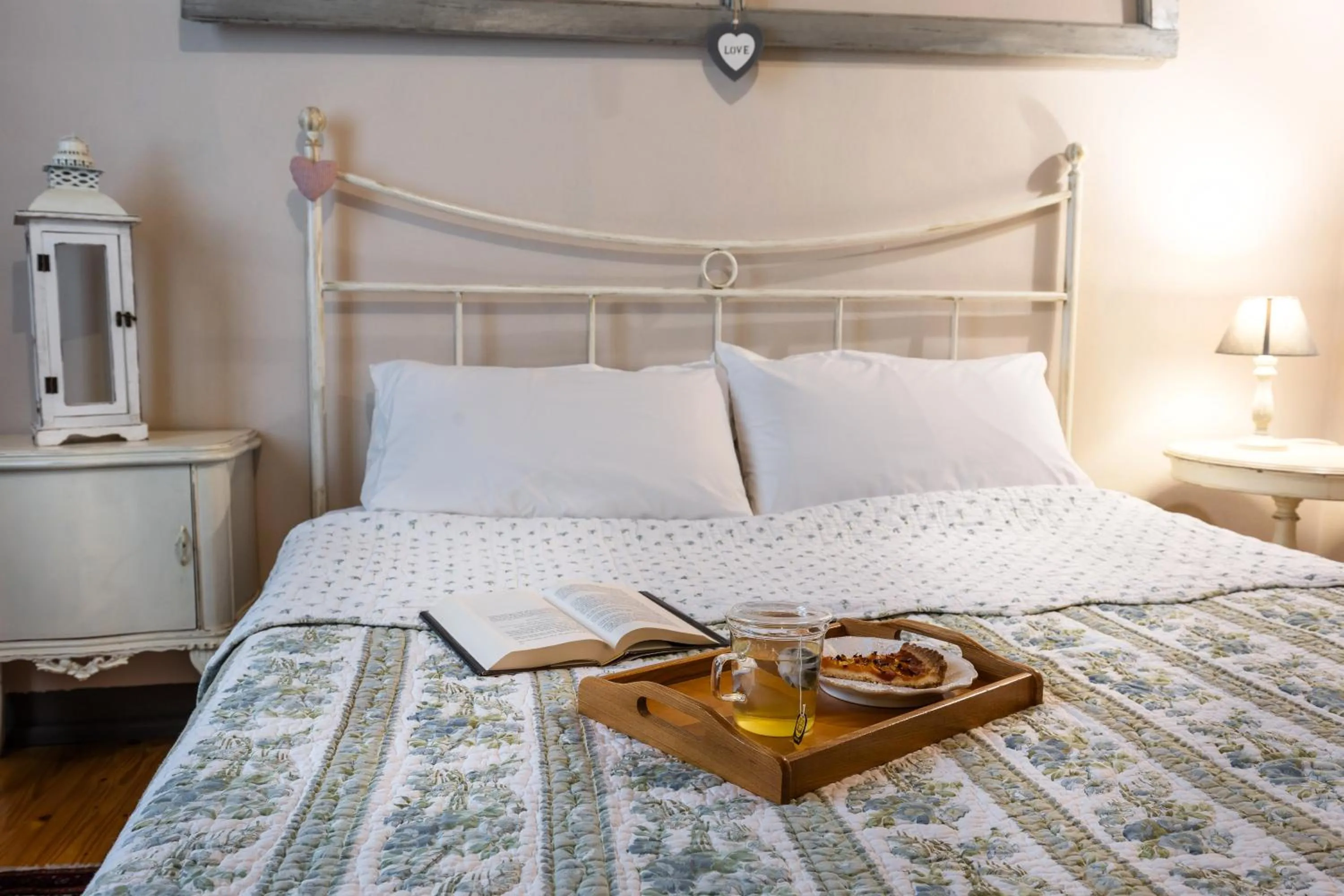 Decorative detail, Bed in B&B Corte del Mincio