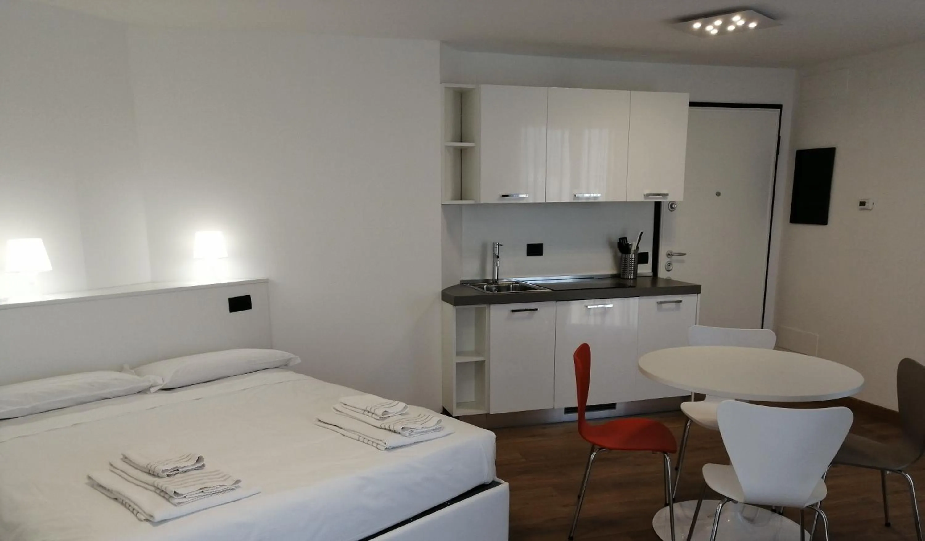 Kitchen or kitchenette, Bed in BB Hotels Aparthotel Isola
