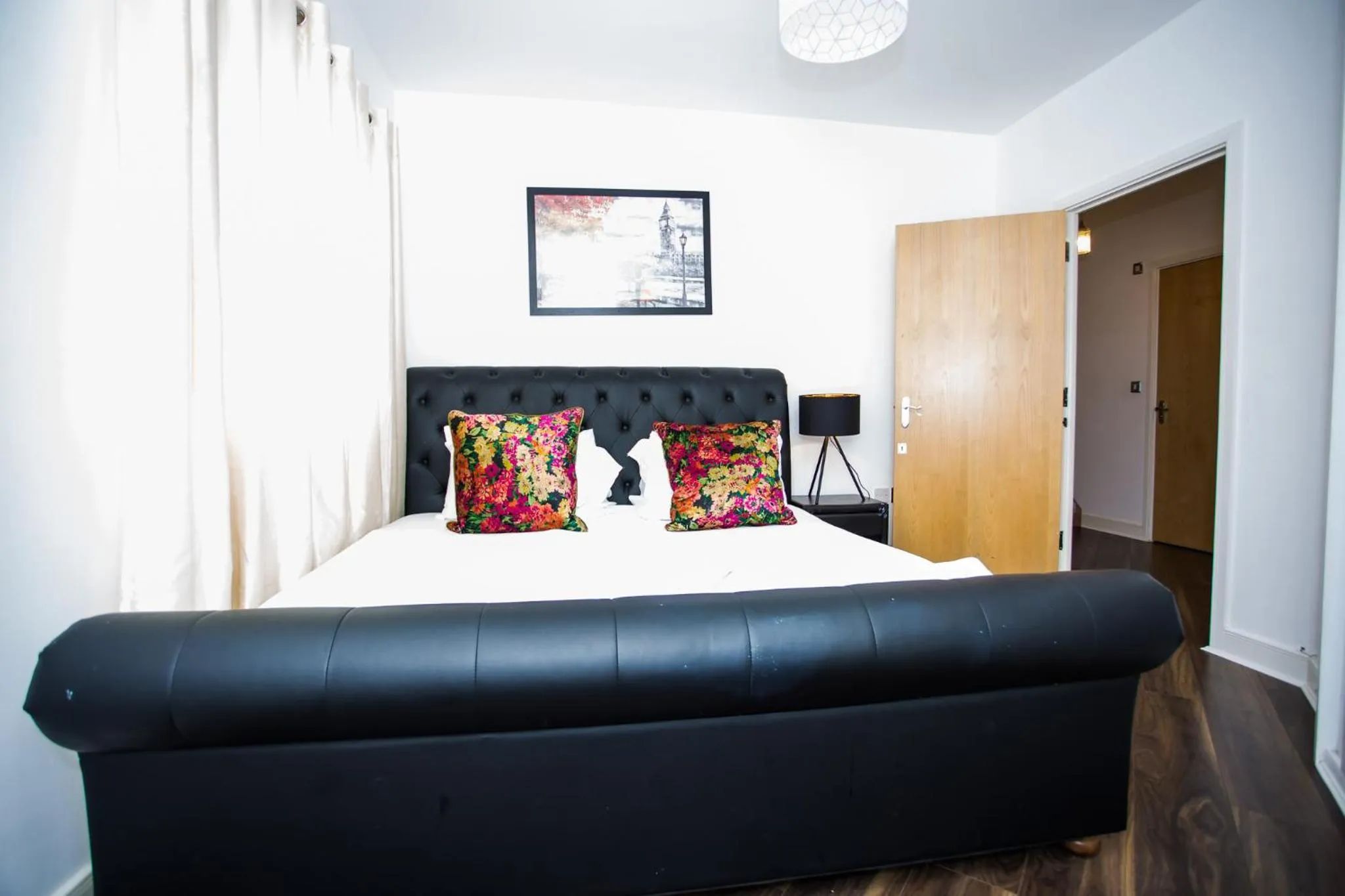 Bed in MODERN 2 BEDROOM APARTMENT