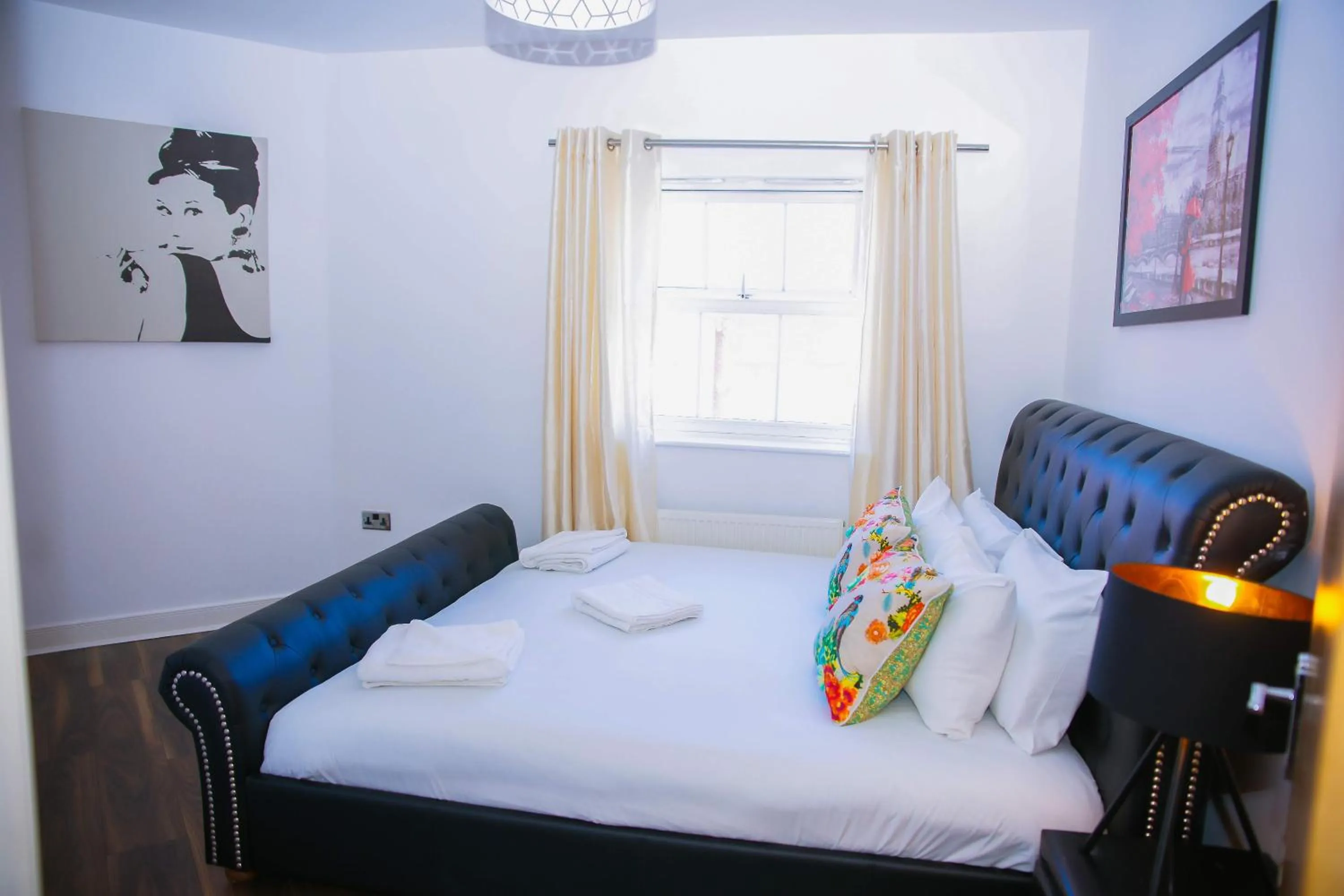 Bed in MODERN 2 BEDROOM APARTMENT