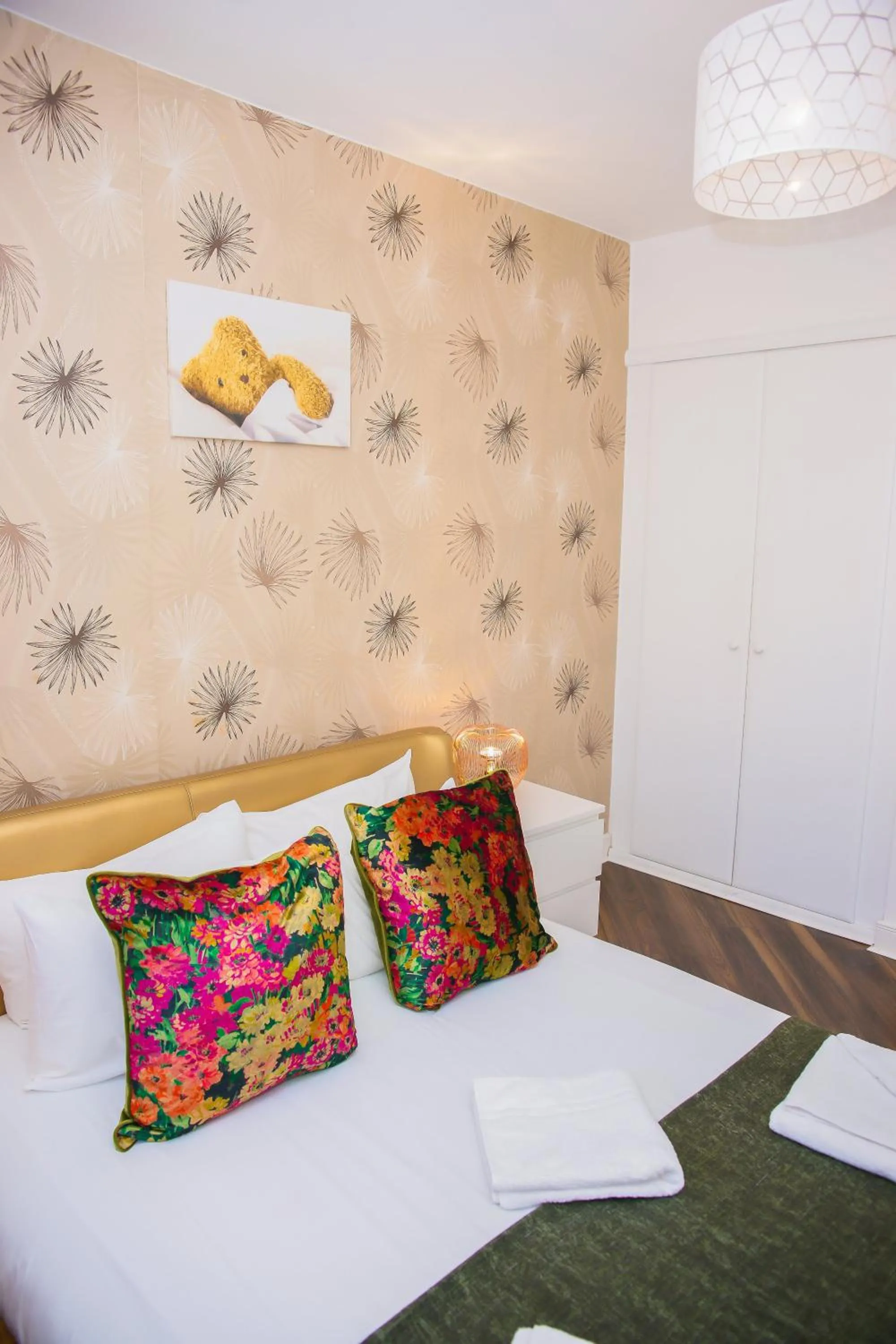 Bed in MODERN 2 BEDROOM APARTMENT