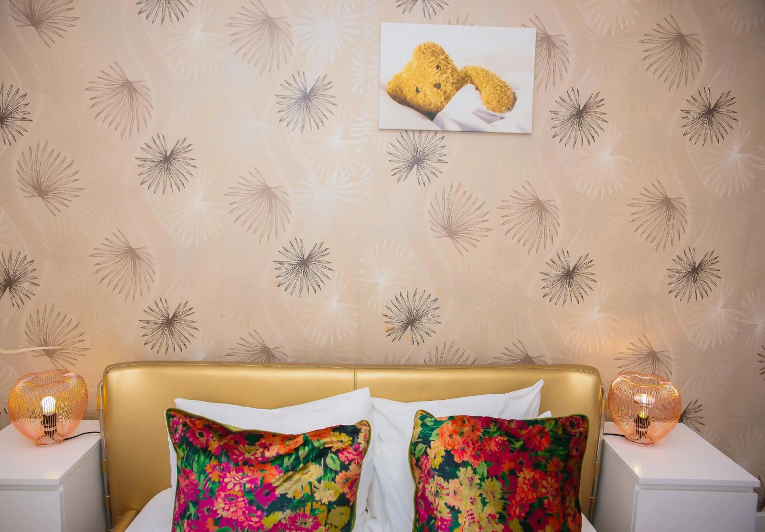 Bed in MODERN 2 BEDROOM APARTMENT