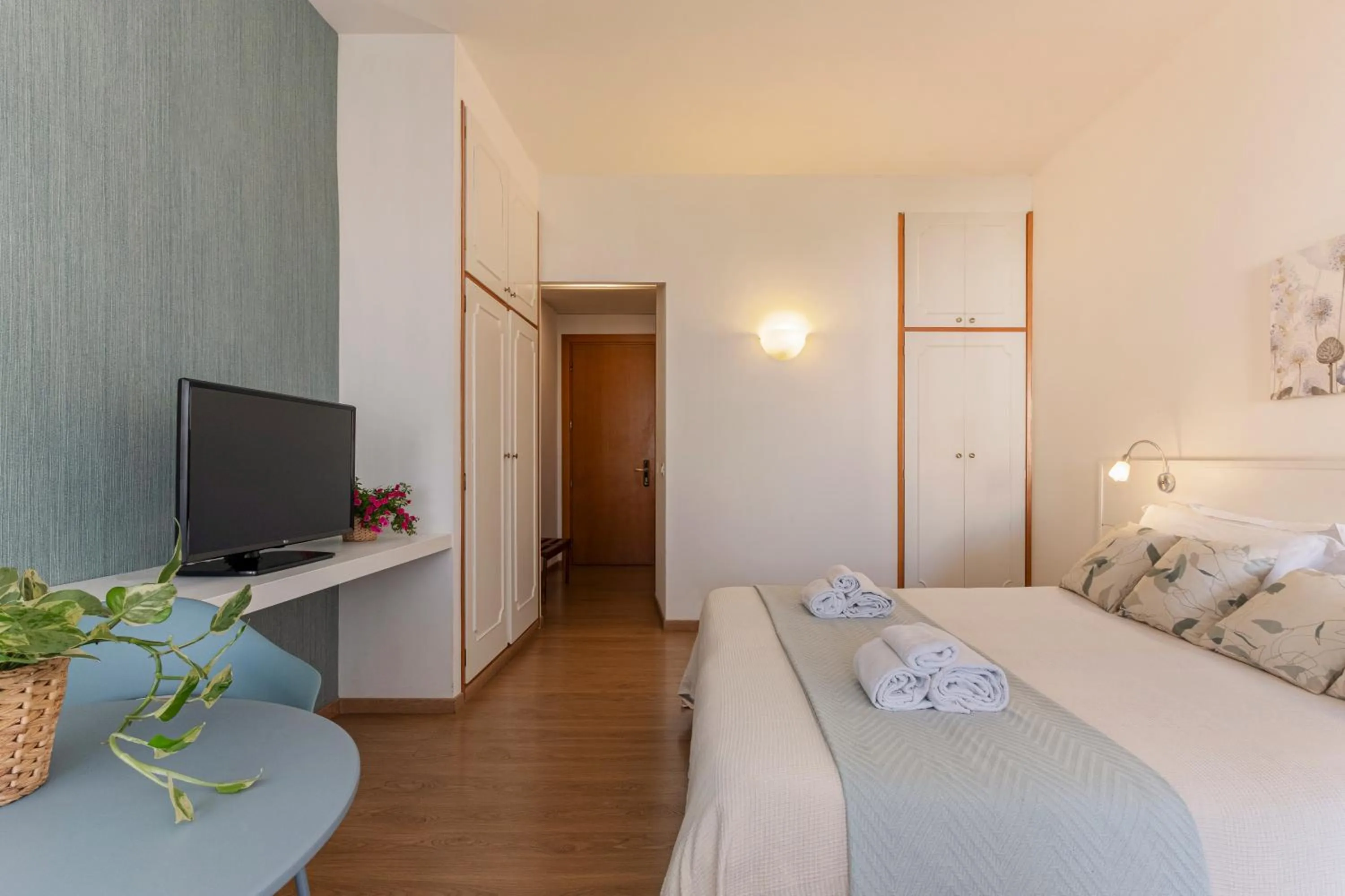 Bedroom, Bed in Marbela Apartments & Suites