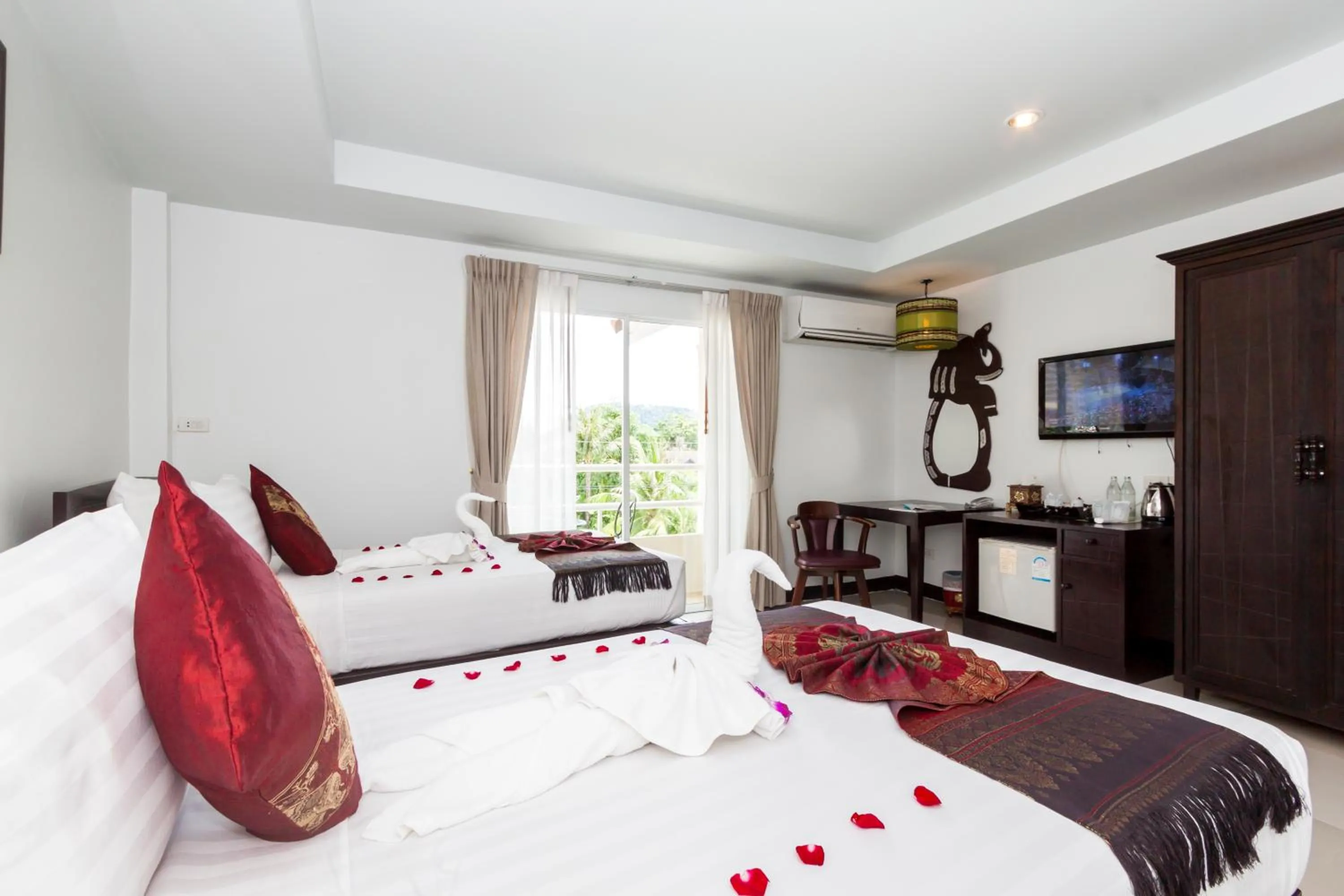 Photo of the whole room, Bed in Silver Resortel