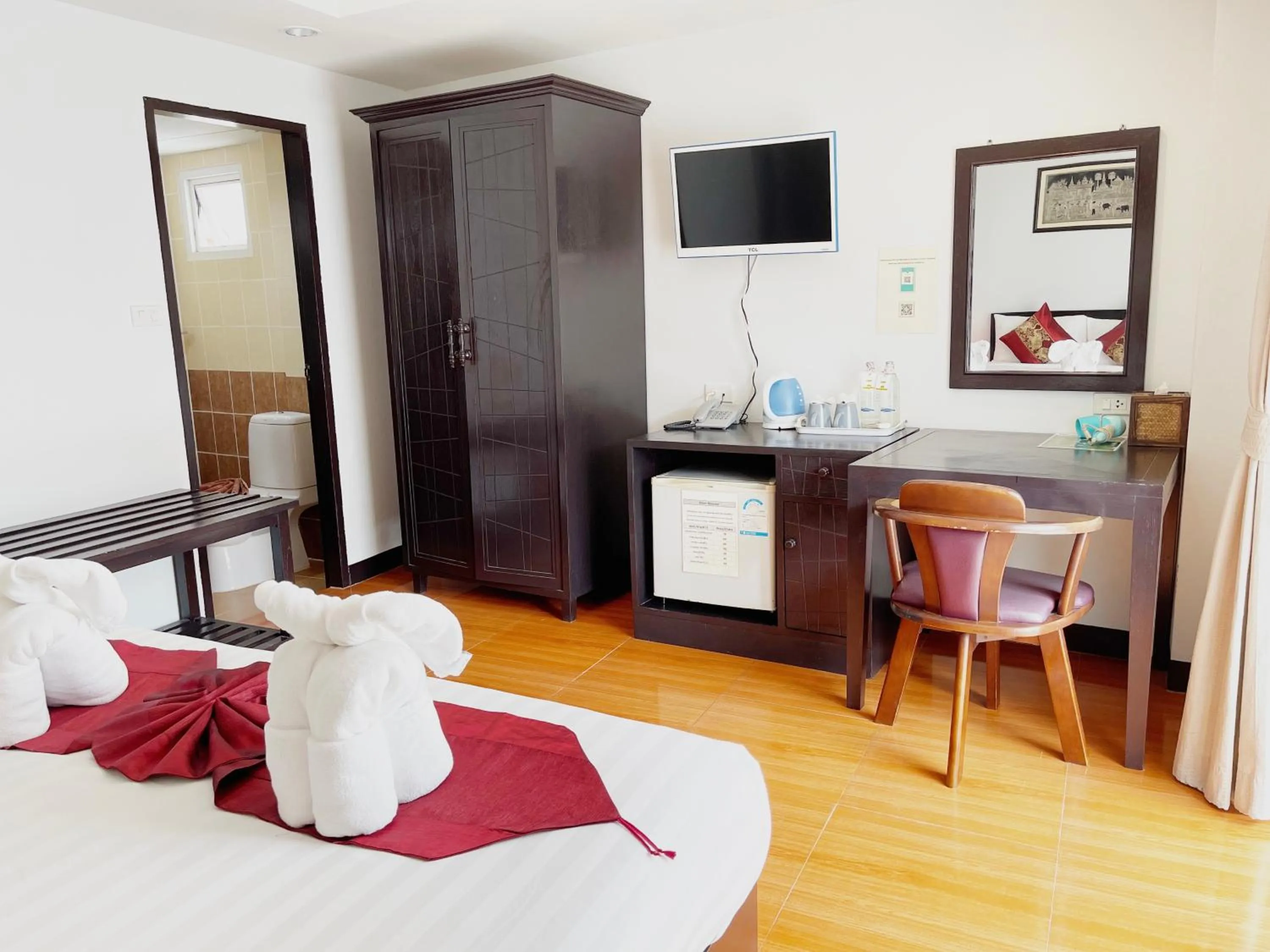 Photo of the whole room, Bed in Silver Resortel