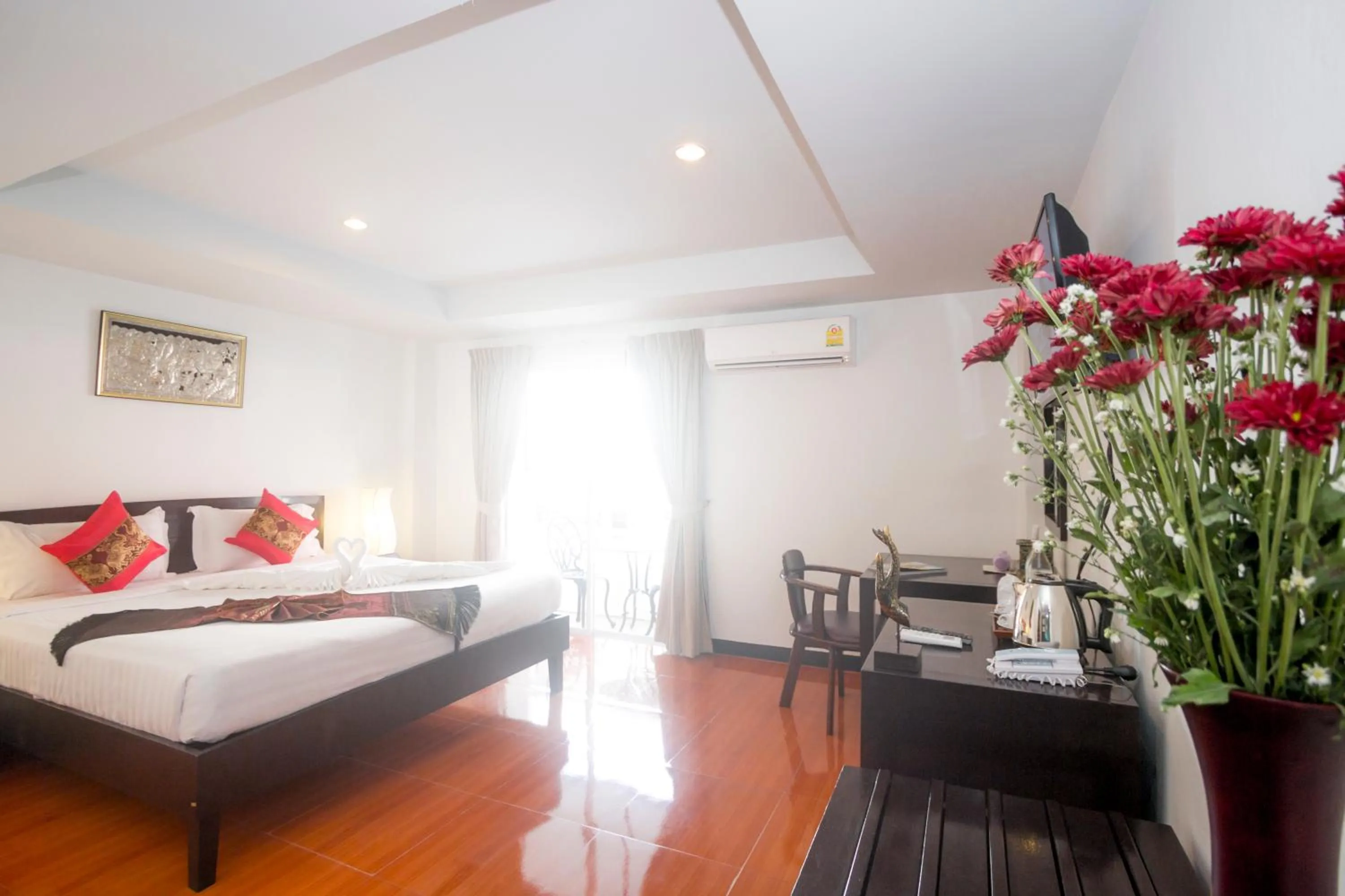 Photo of the whole room, Bed in Silver Resortel