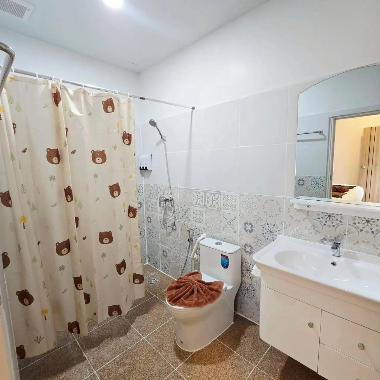 Shower in Silver Resortel