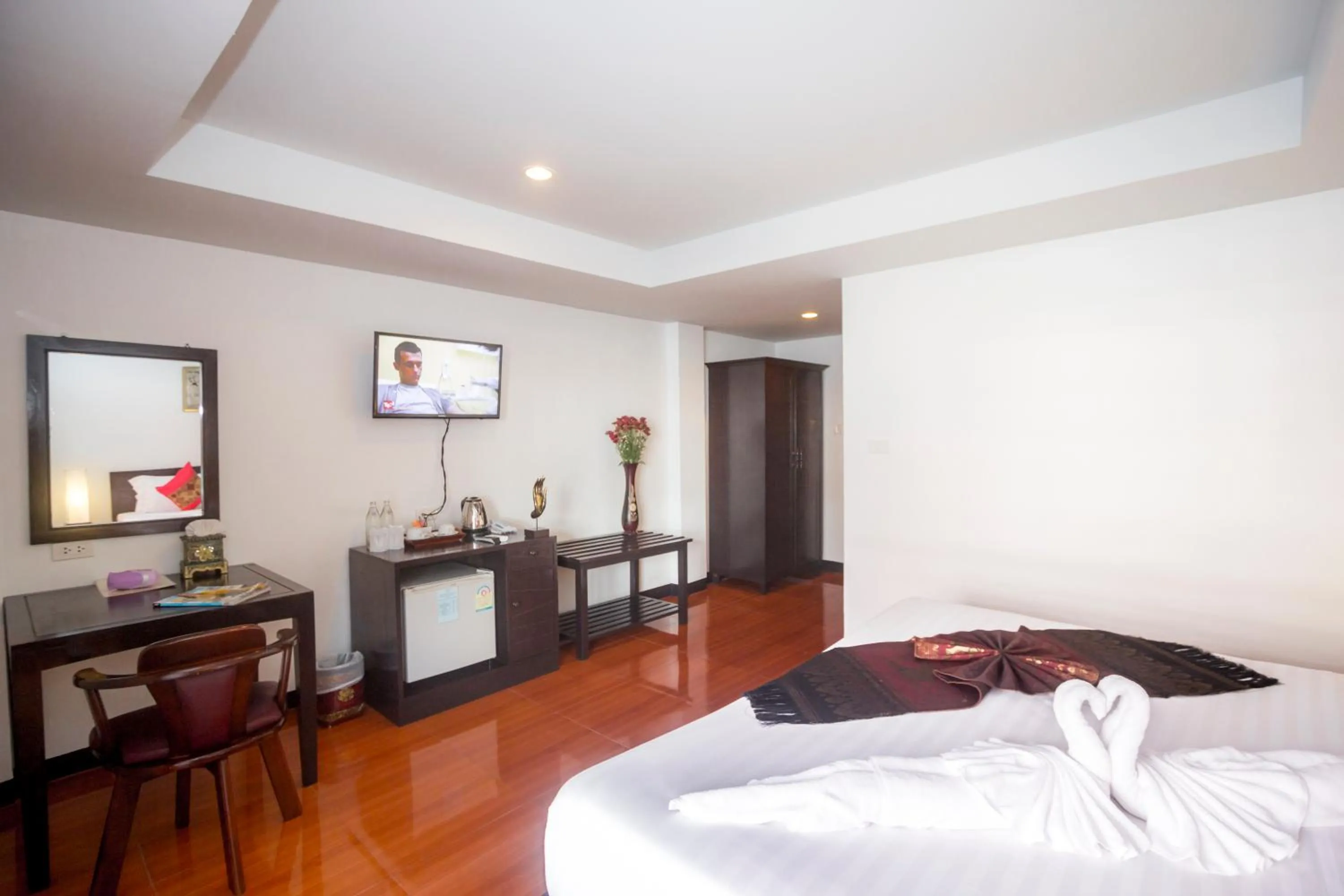 Photo of the whole room, Bed in Silver Resortel