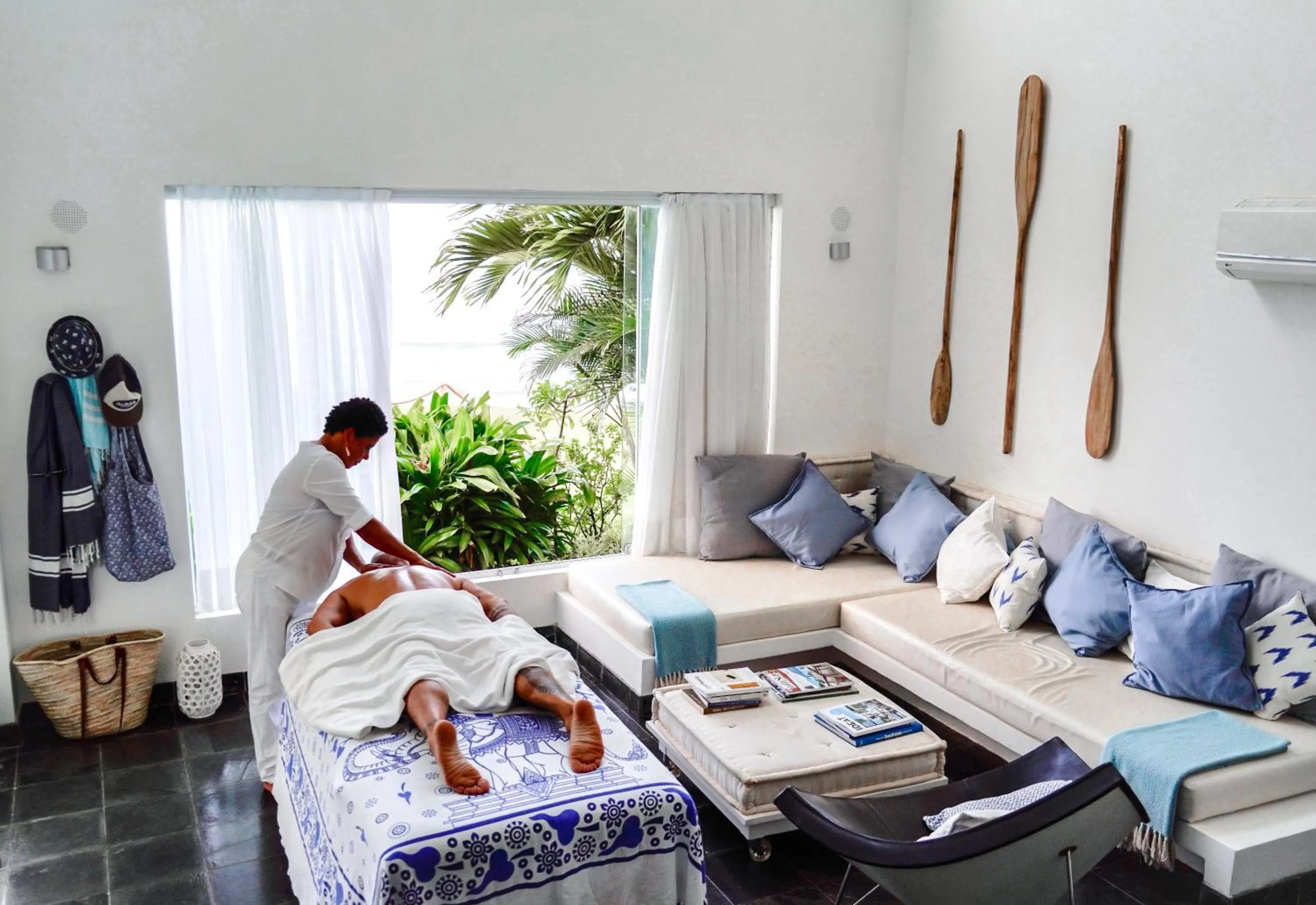 Communal lounge/ TV room, Bed in Kilombo Villas & Spa