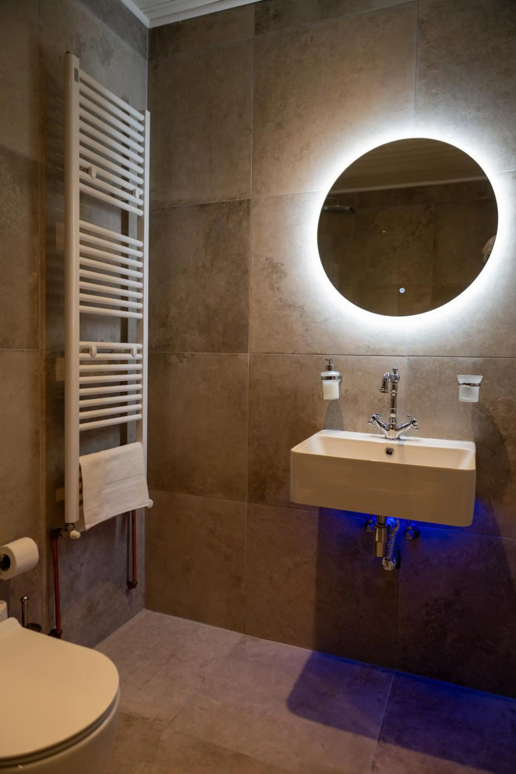 Bathroom in New Helvetia Historic Hotel