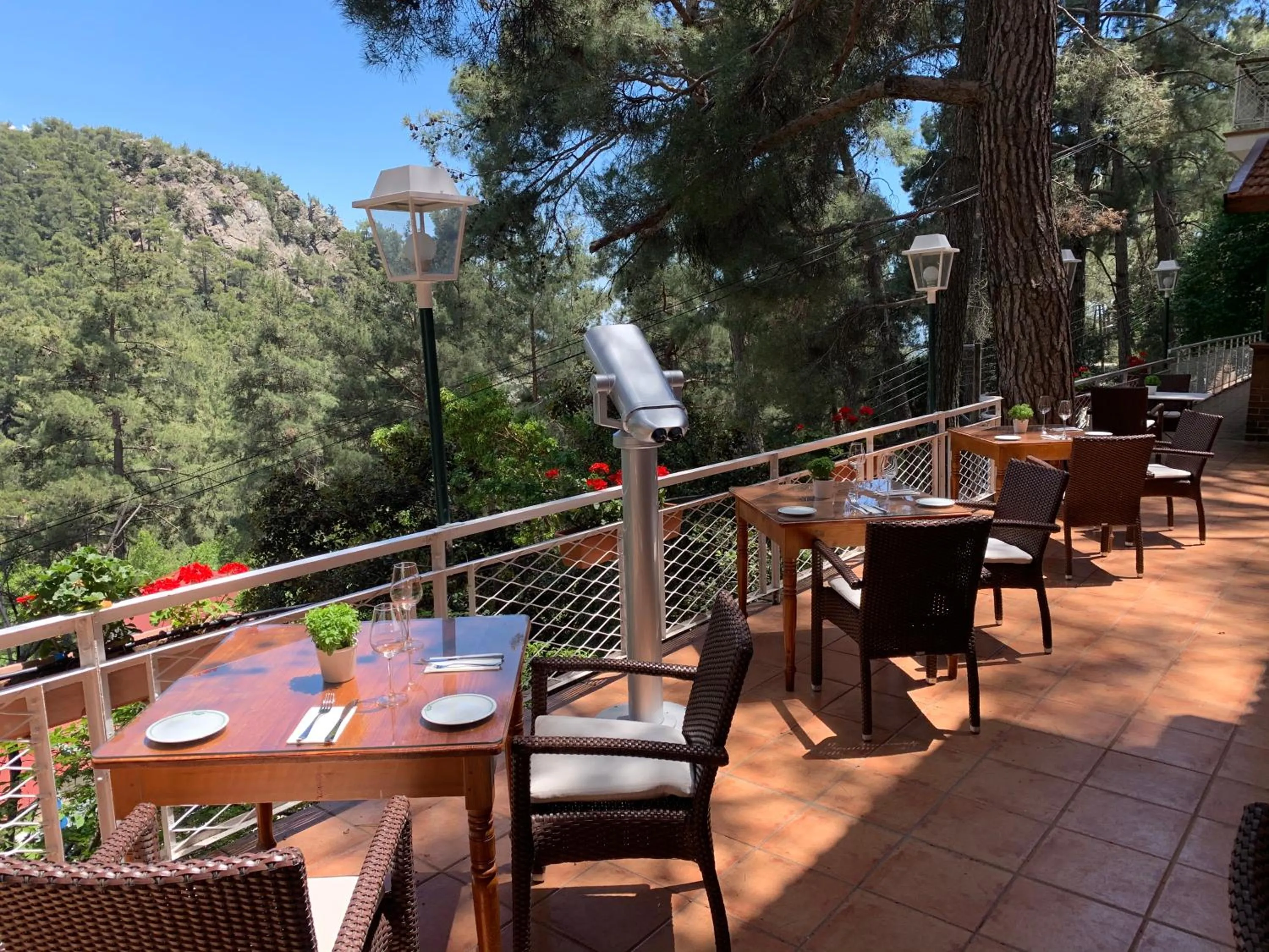 Restaurant/places to eat in New Helvetia Historic Hotel