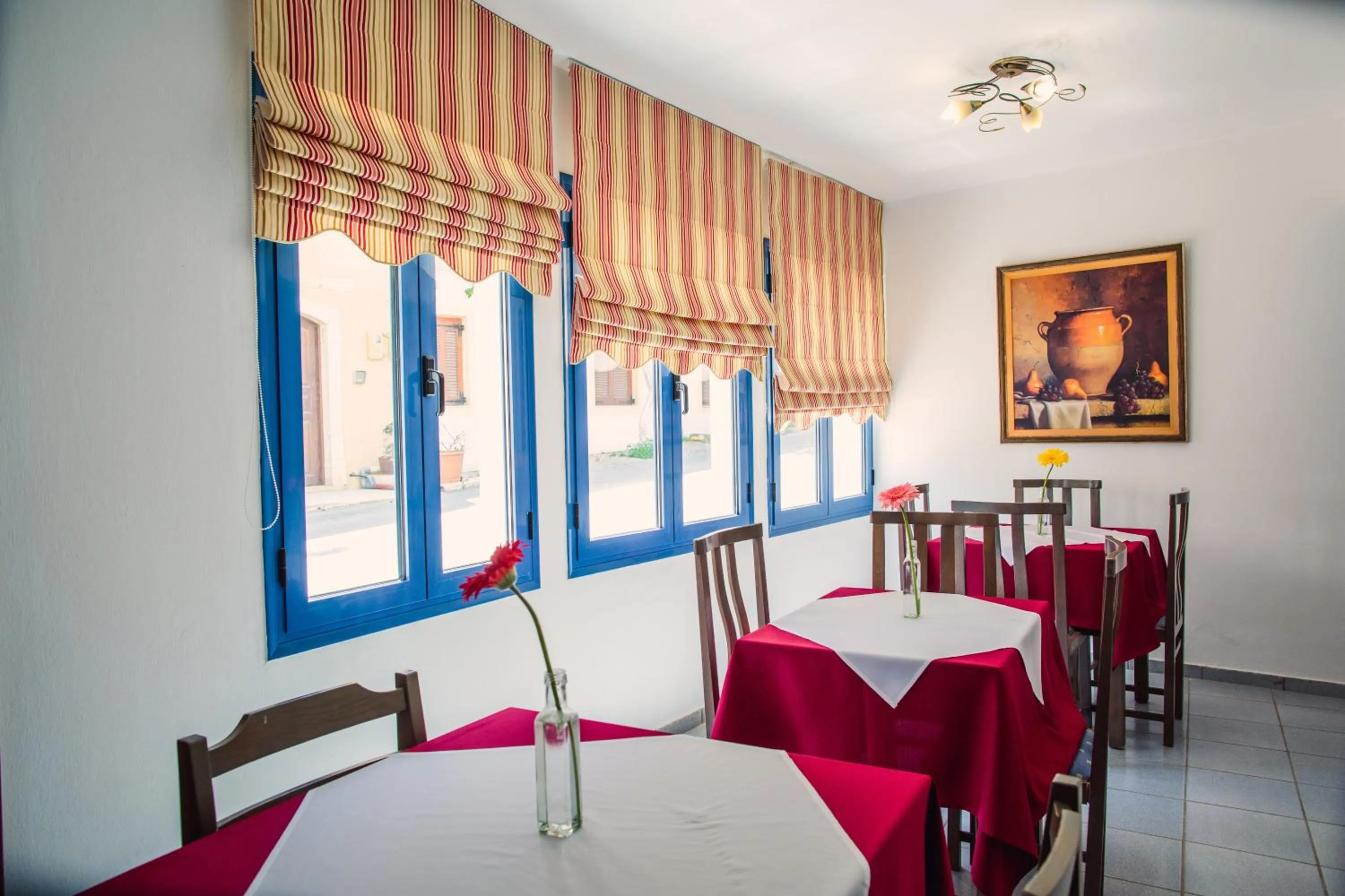 Restaurant/places to eat in Iliana Hotel