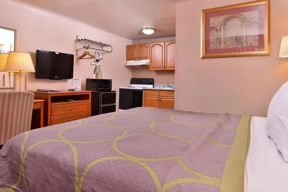 Bed in Americas Best Value Inn Eugene