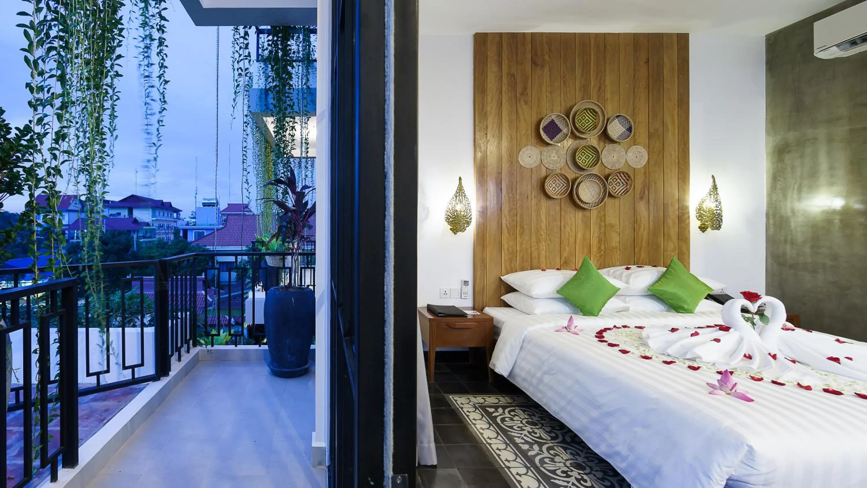 Balcony/Terrace, Bed in Vihara The City of Temples