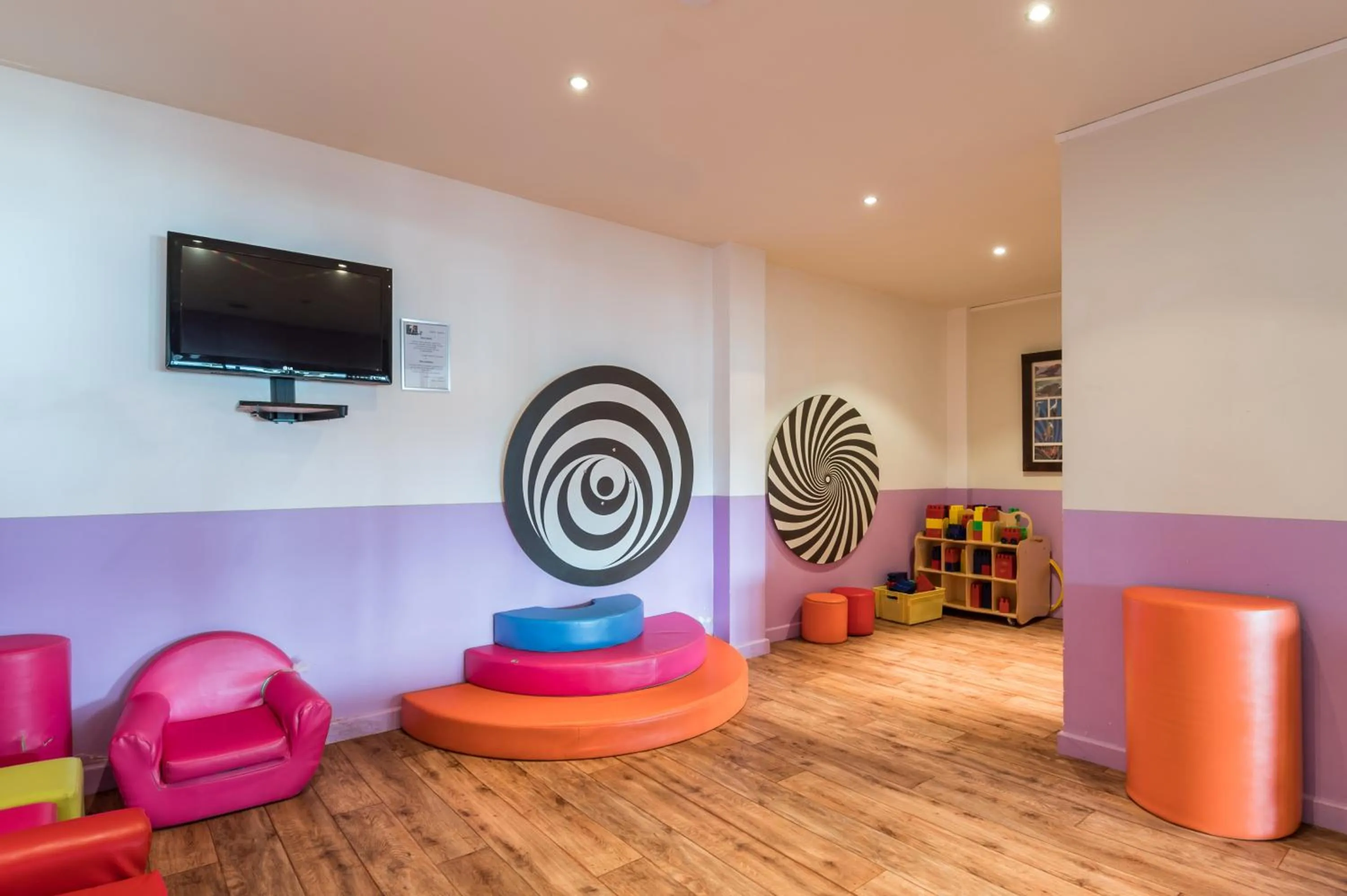 Communal lounge/ TV room in Résidence Pierre & Vacances La Forêt