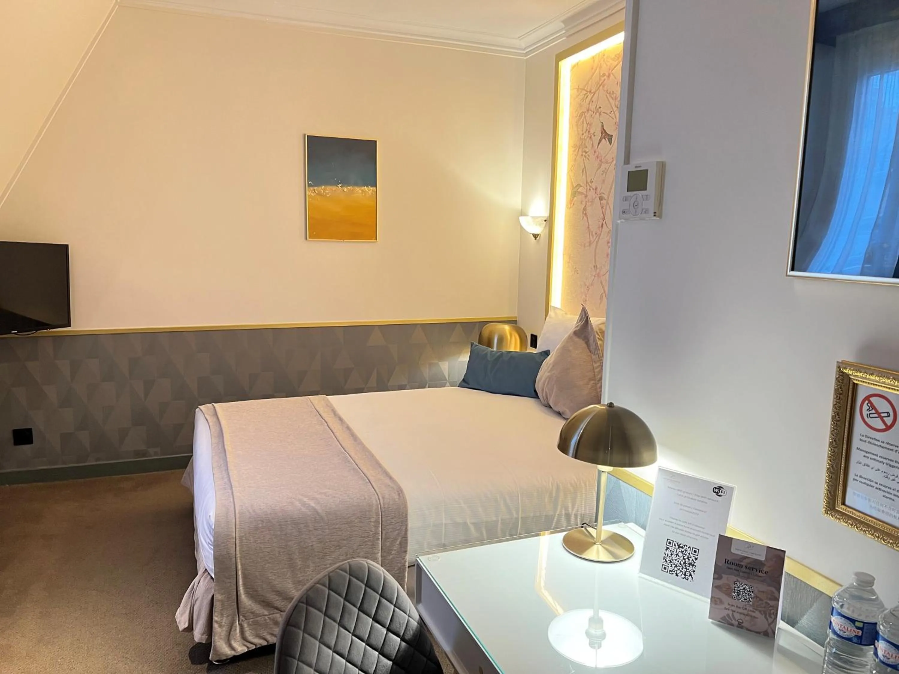 Bedroom, Bed in Princesse Caroline