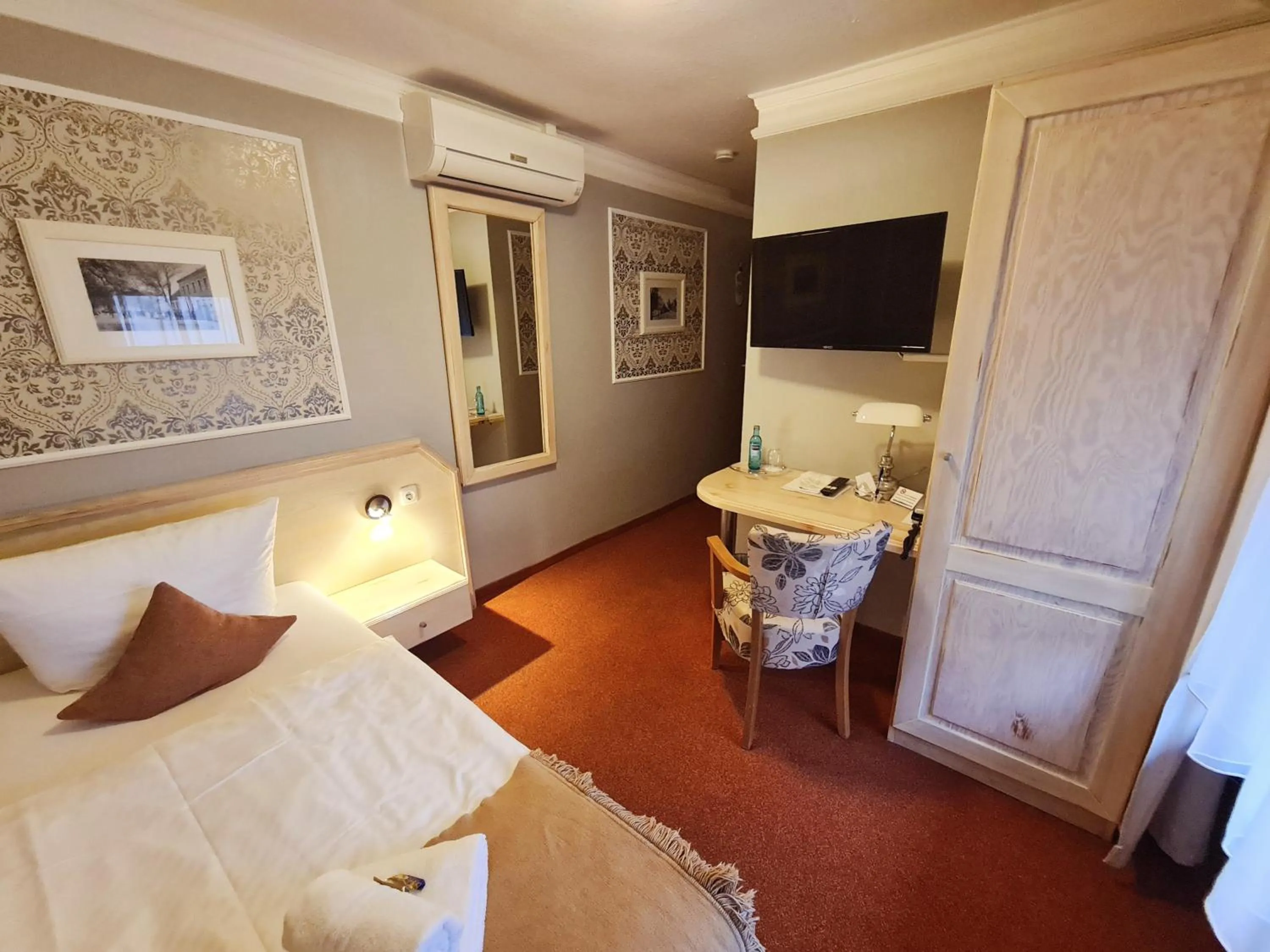 Photo of the whole room, Bed in Hotel-Restaurant Alter Krug Kallinchen