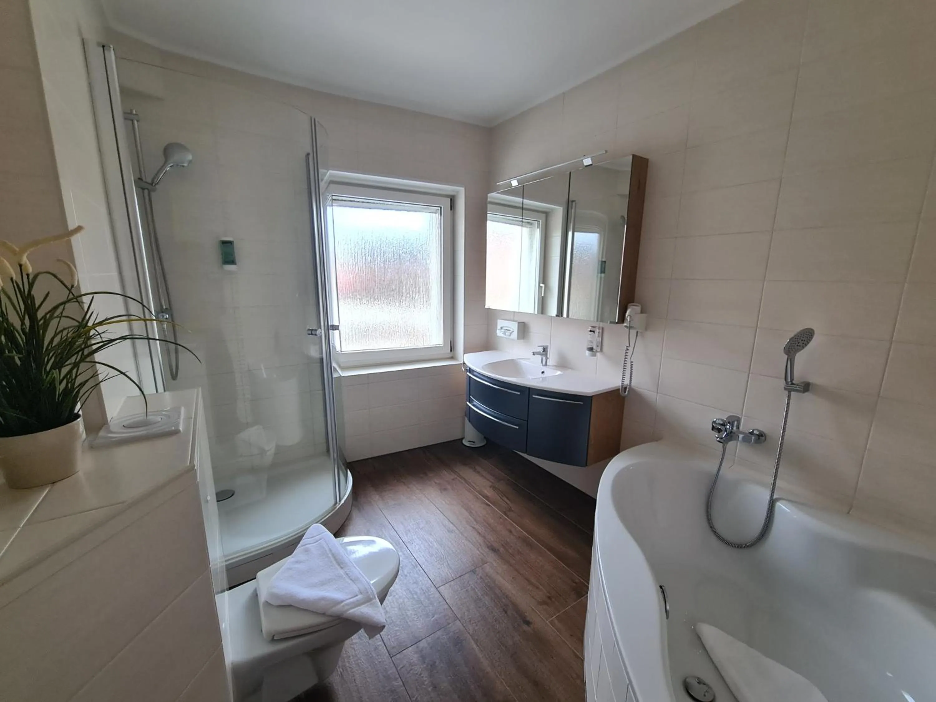 Bath in Hotel-Restaurant Alter Krug Kallinchen