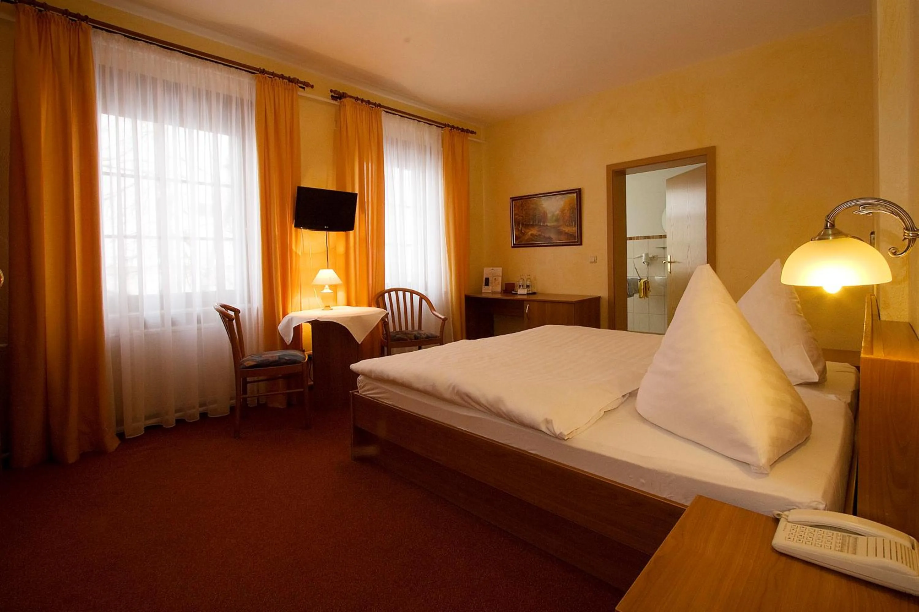 Photo of the whole room, Bed in Hotel-Restaurant Alter Krug Kallinchen