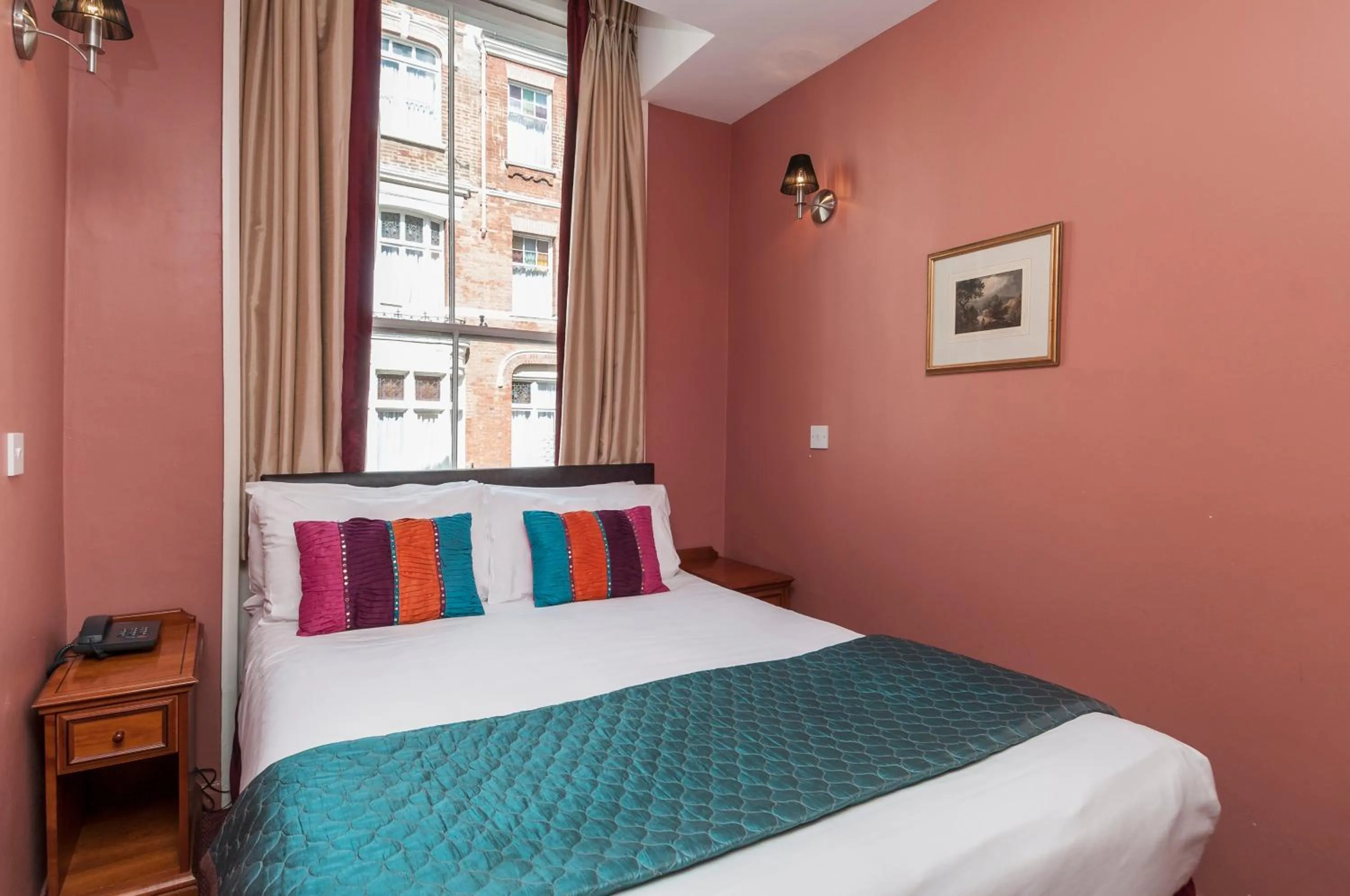 Photo of the whole room, Bed in Craven Hotel