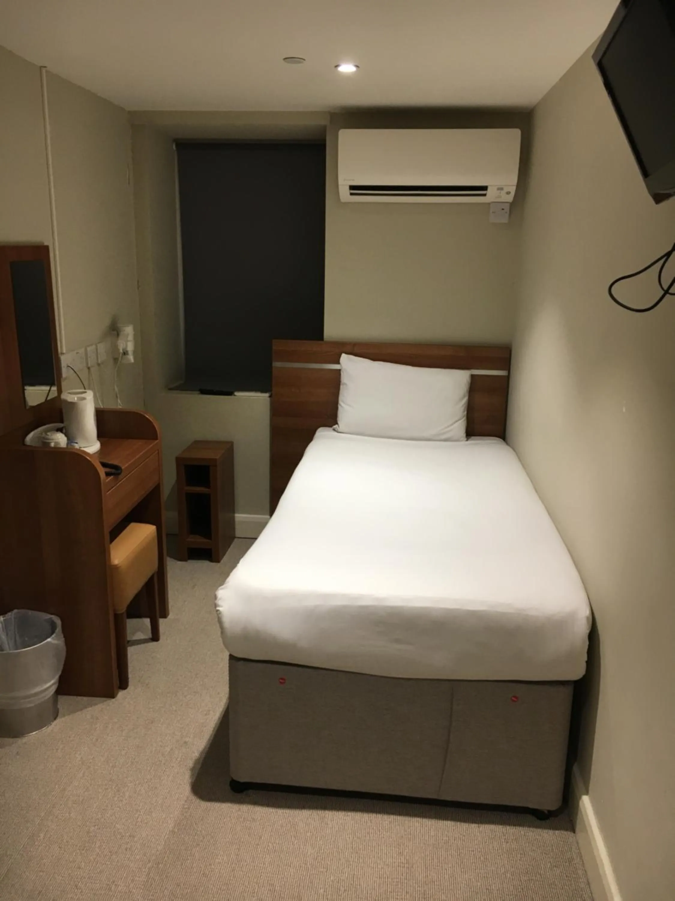 Photo of the whole room, Bed in Craven Hotel