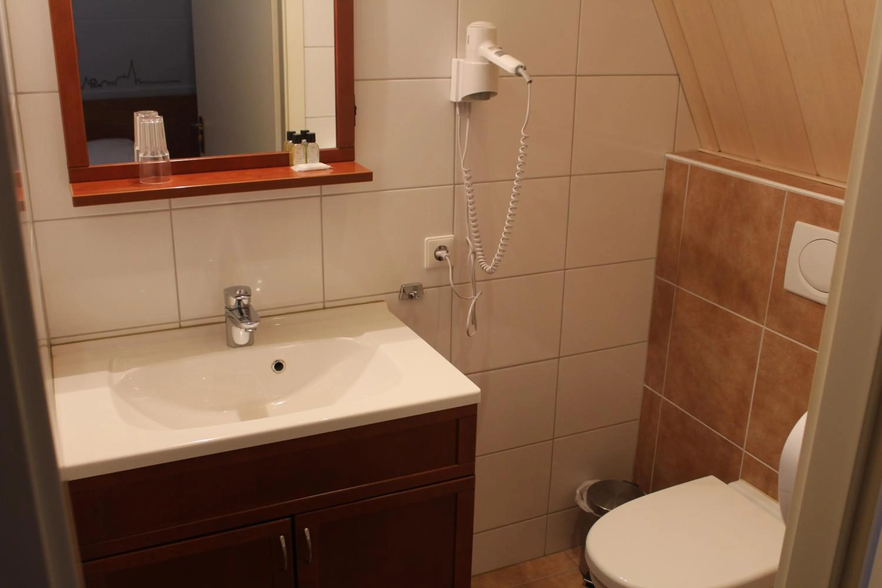 Shower in Hotel,cafe,biljart POT