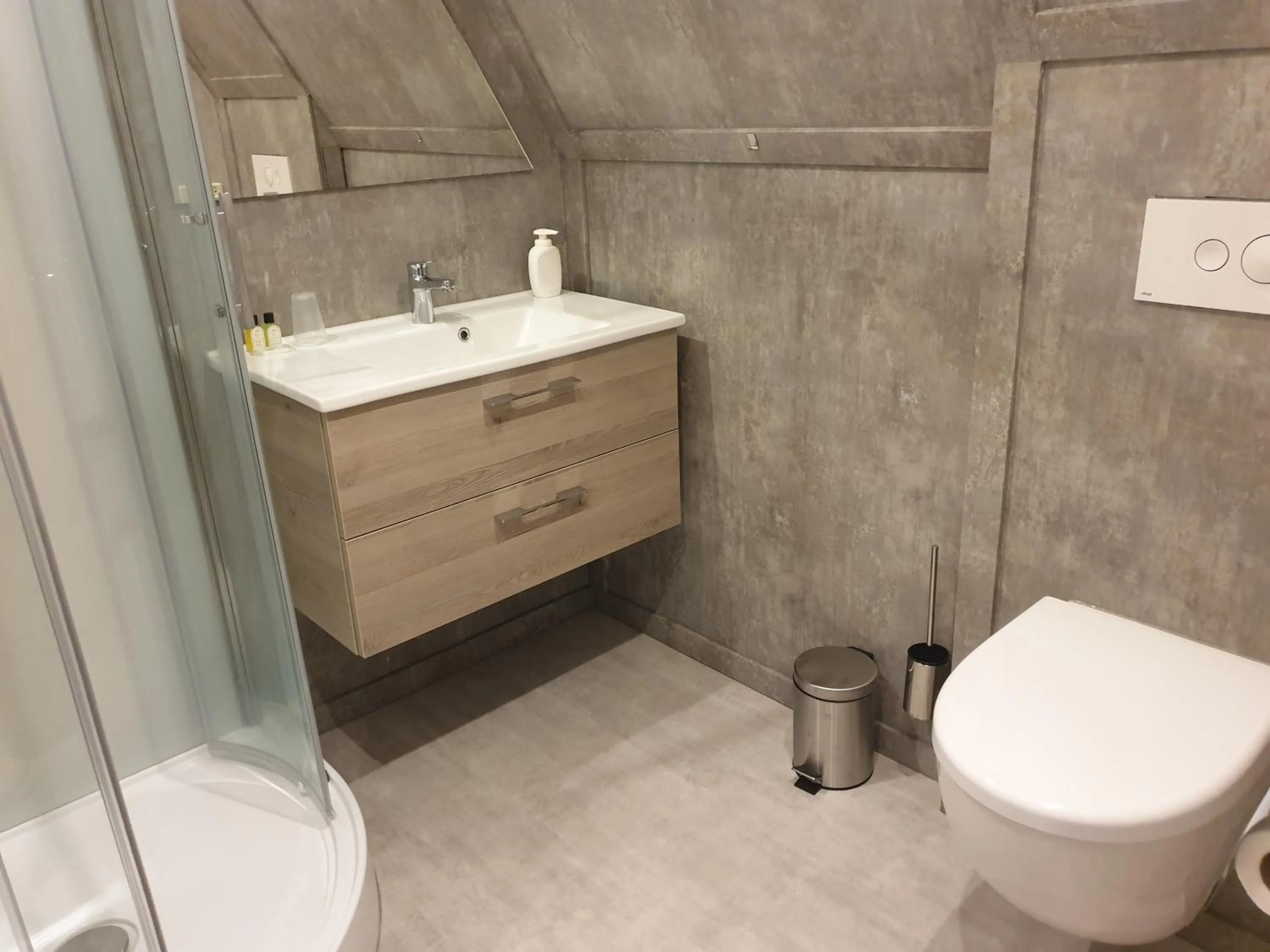 Shower in Hotel,cafe,biljart POT