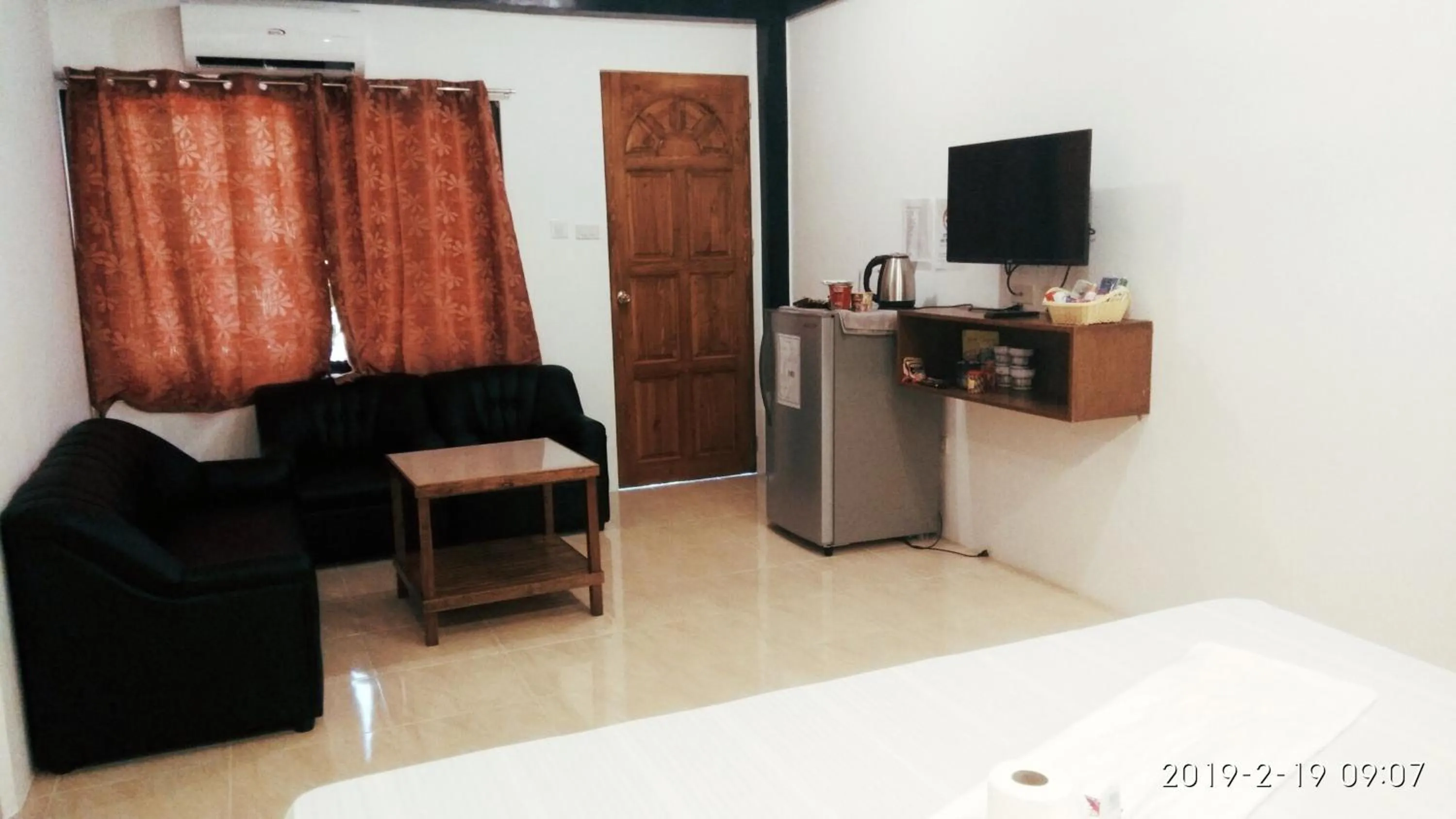 Communal lounge/ TV room in Jalyn's Resort Sabang