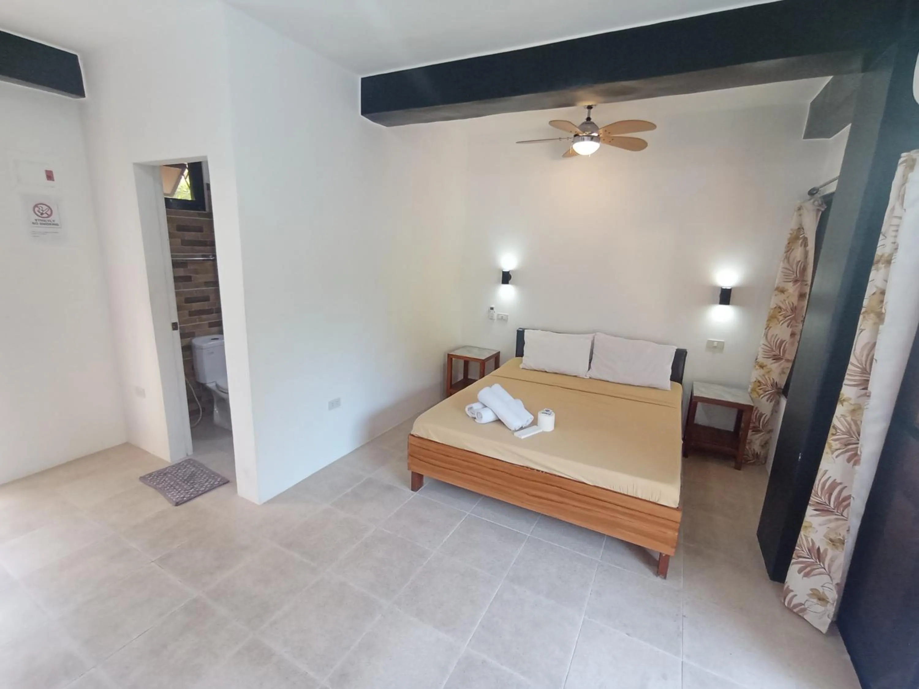 Bed in Jalyn's Resort Sabang