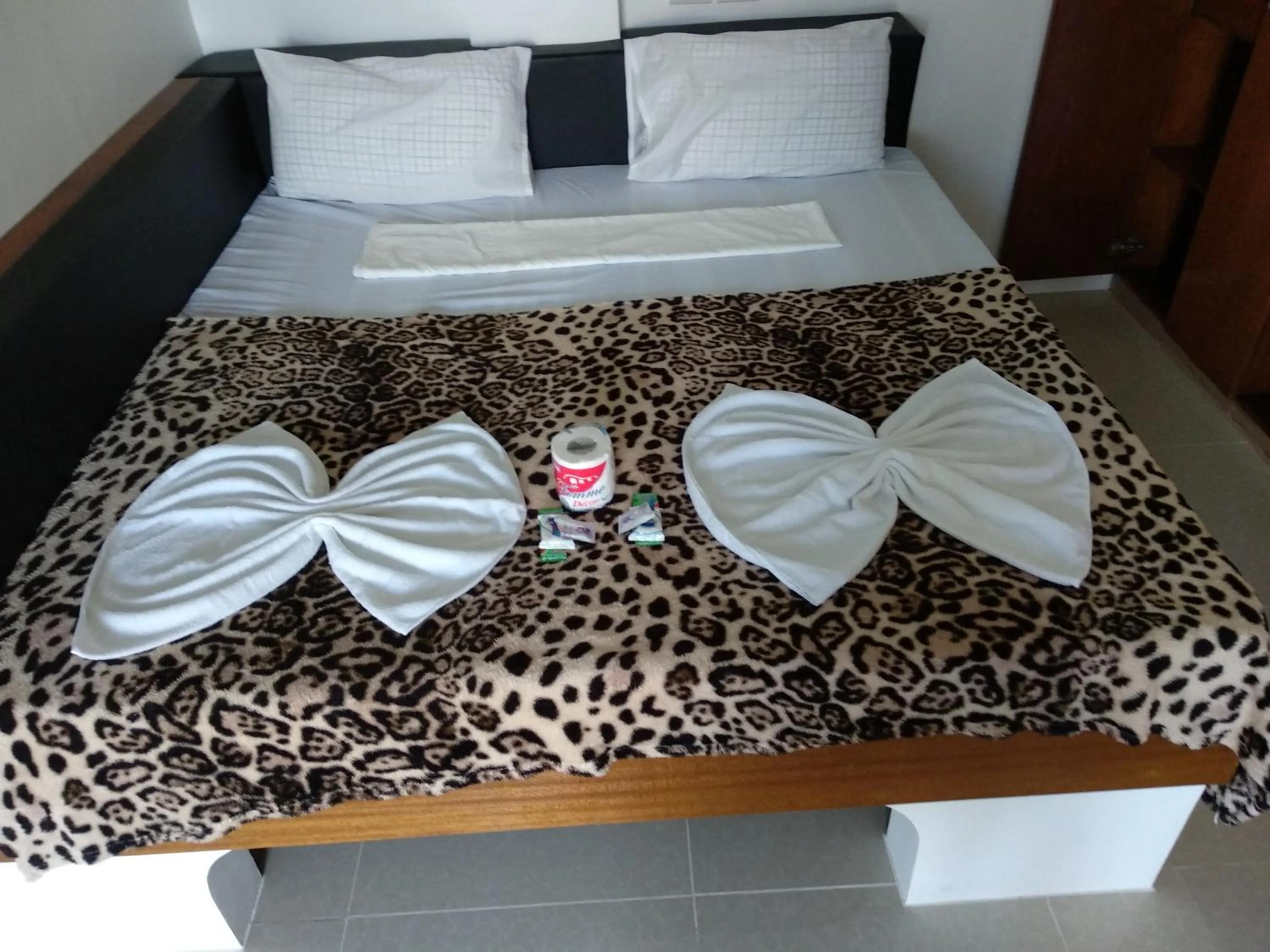 Photo of the whole room, Bed in Jalyn's Resort Sabang