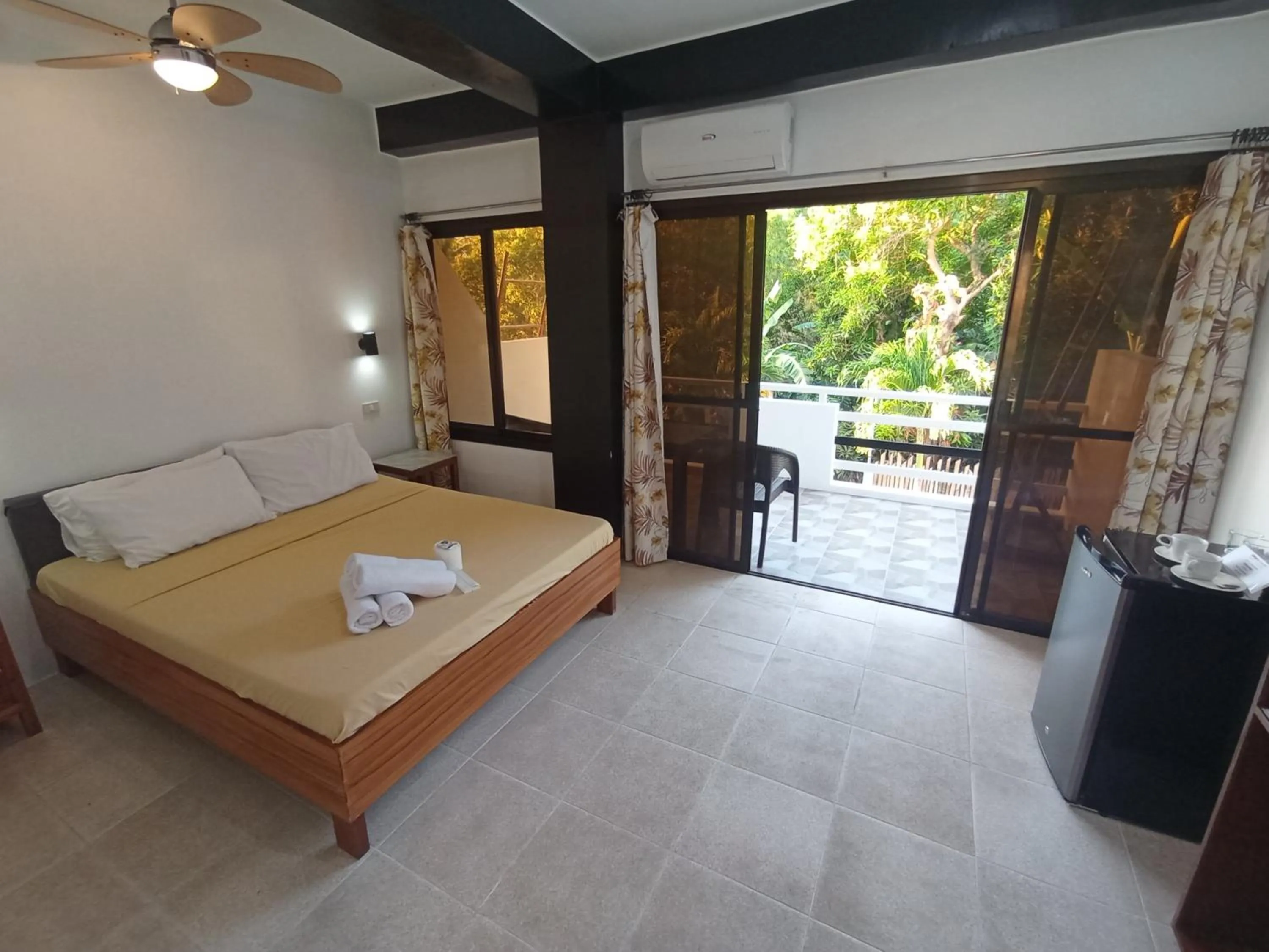 Bed in Jalyn's Resort Sabang