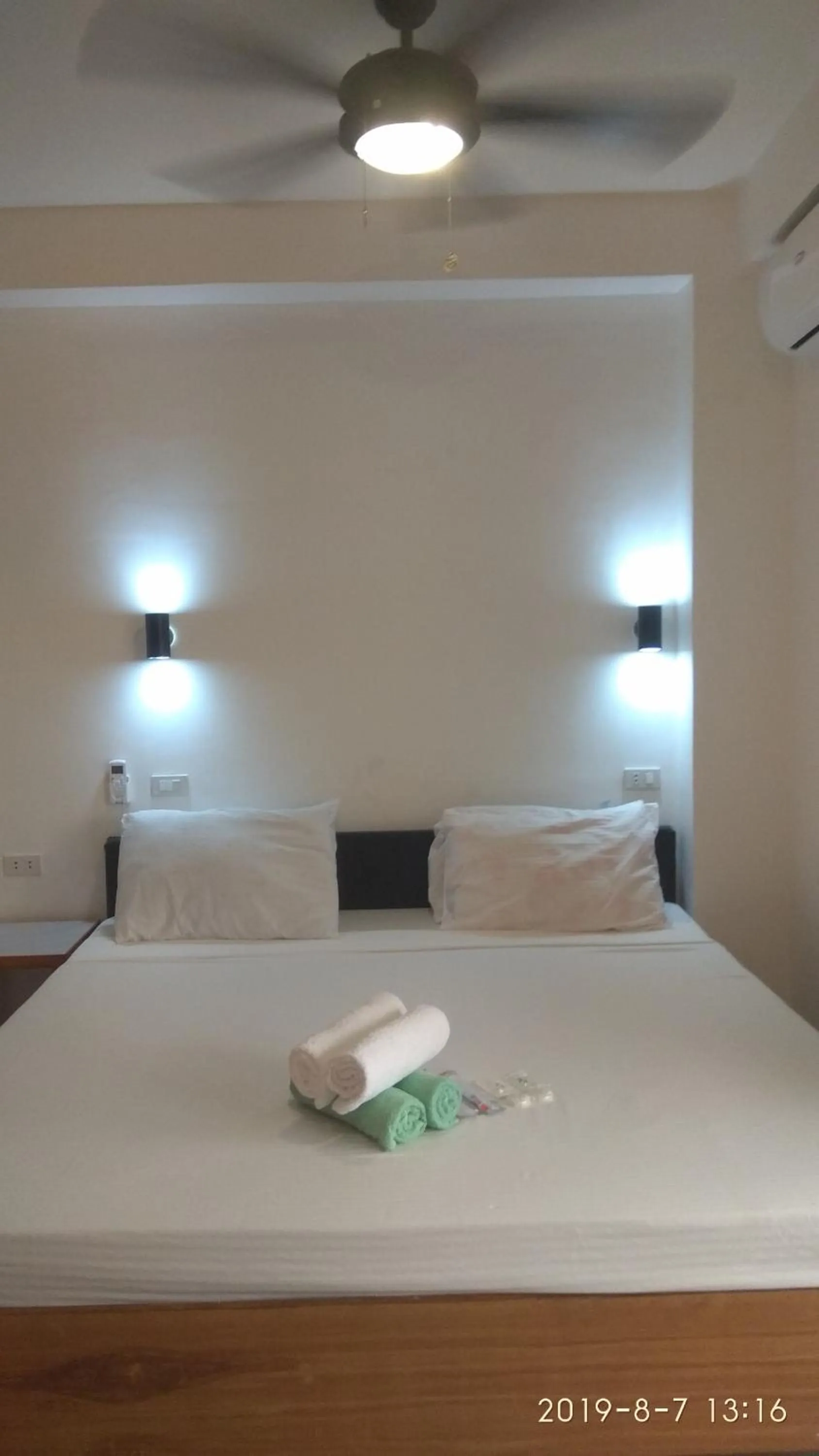 Bed in Jalyn's Resort Sabang