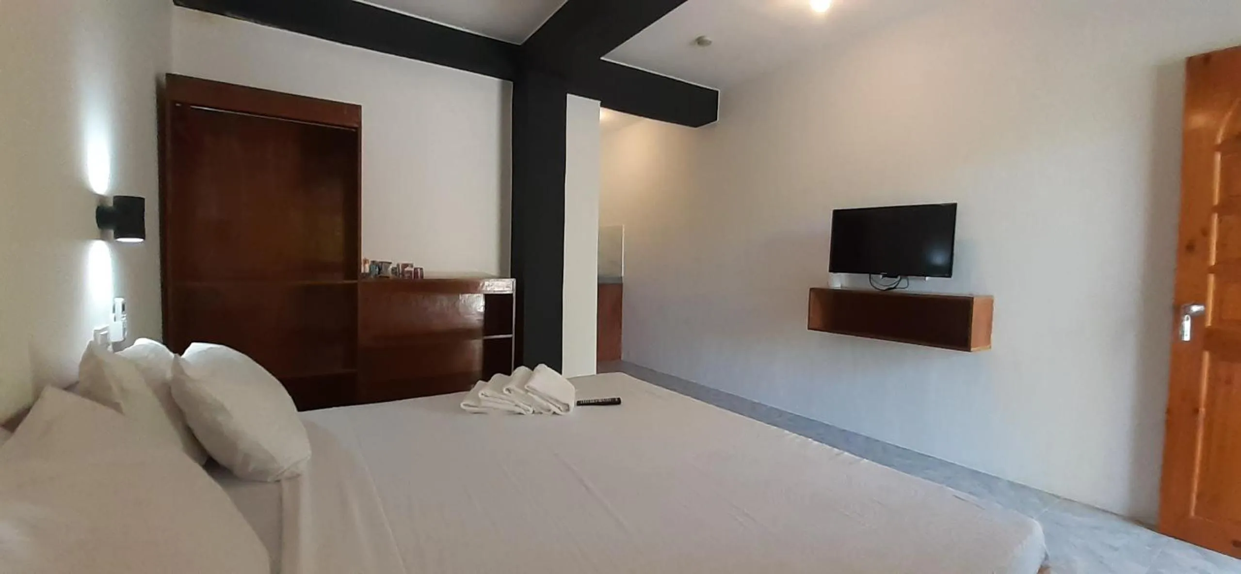 Communal lounge/ TV room, Bed in Jalyn's Resort Sabang