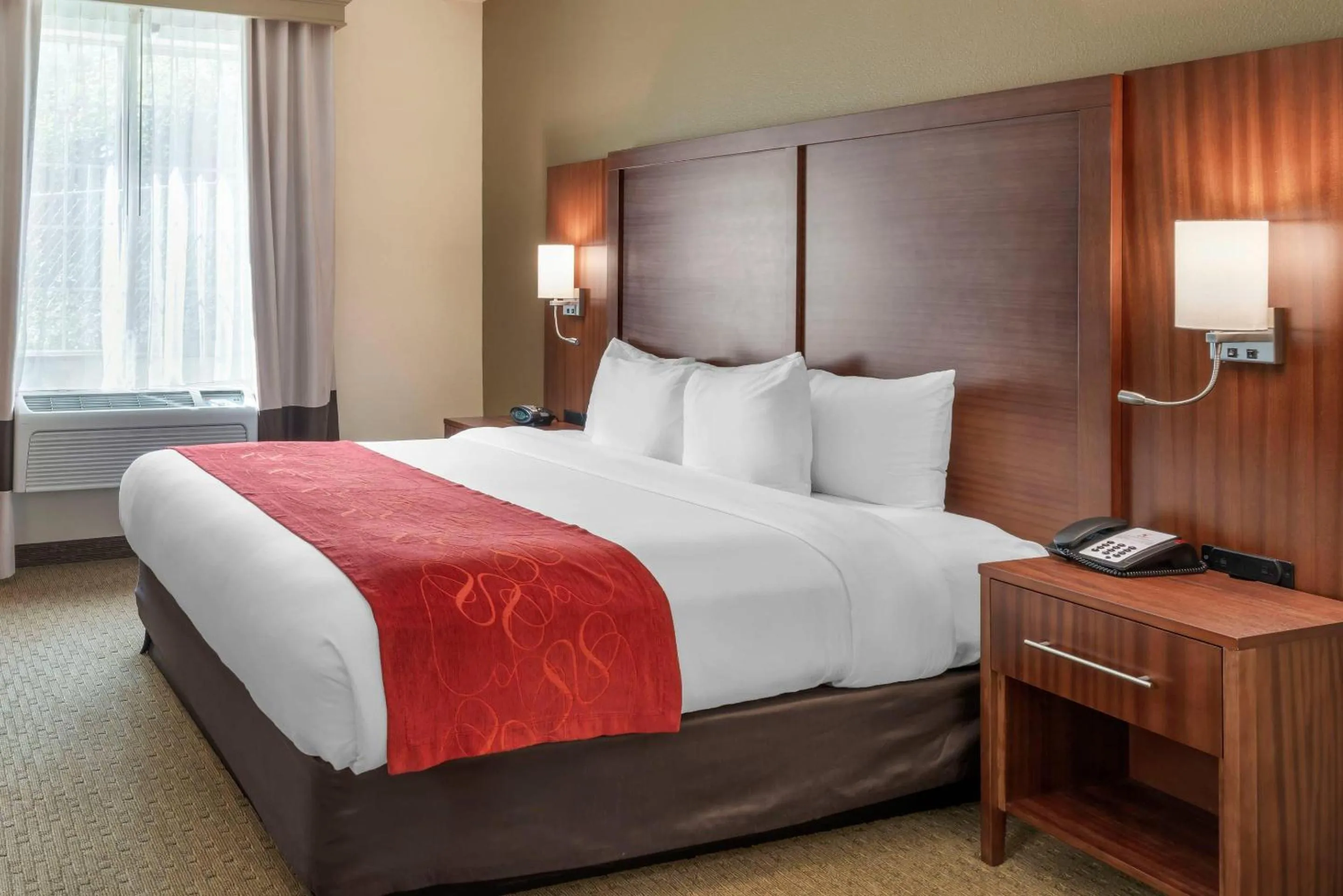 Bedroom, Bed in Comfort Suites Eugene University