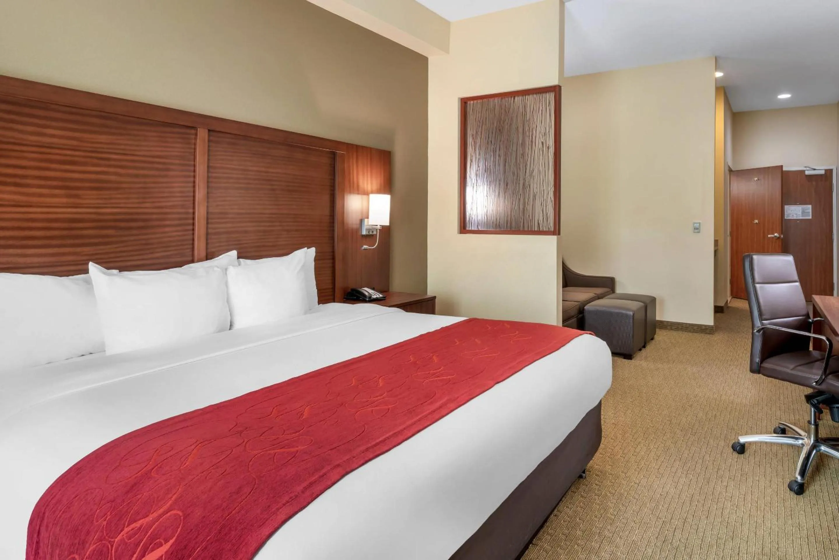 Bedroom, Bed in Comfort Suites Eugene University