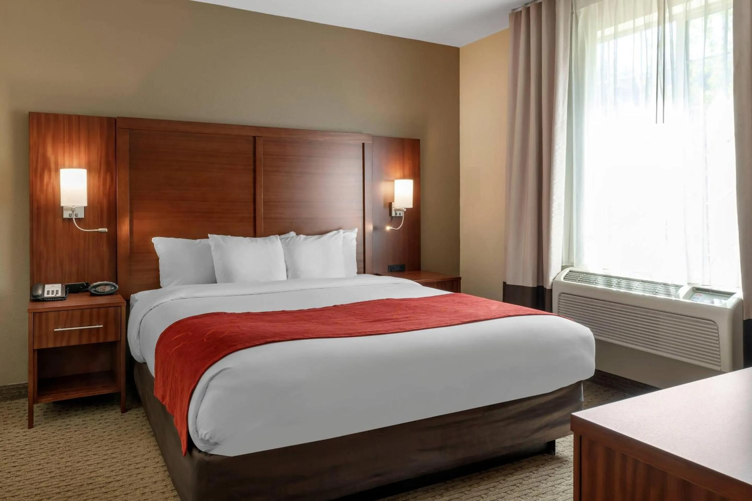 Bedroom, Bed in Comfort Suites Eugene University