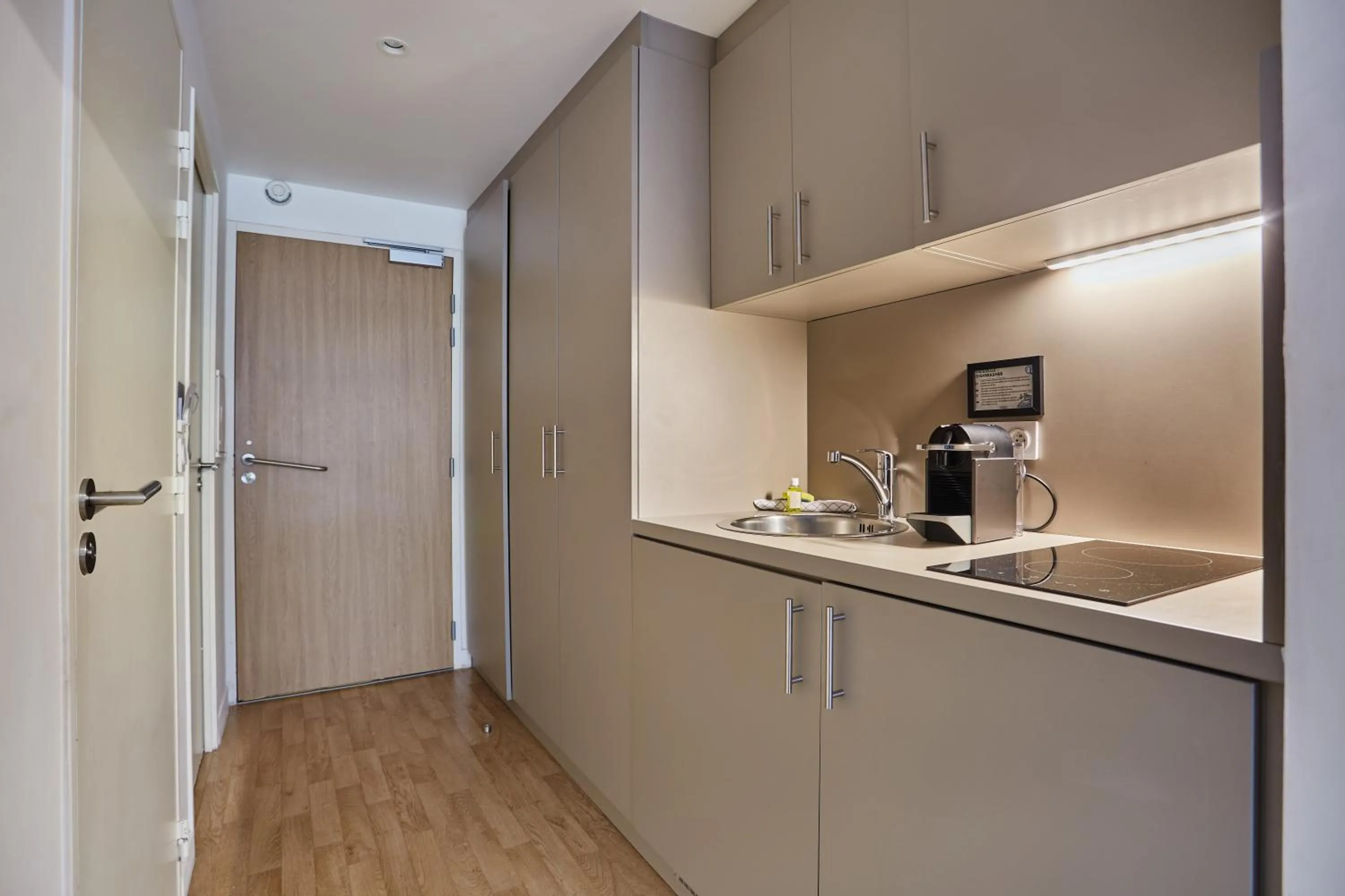 Kitchen or kitchenette in Appart Hotel Odalys City Paris Montmartre