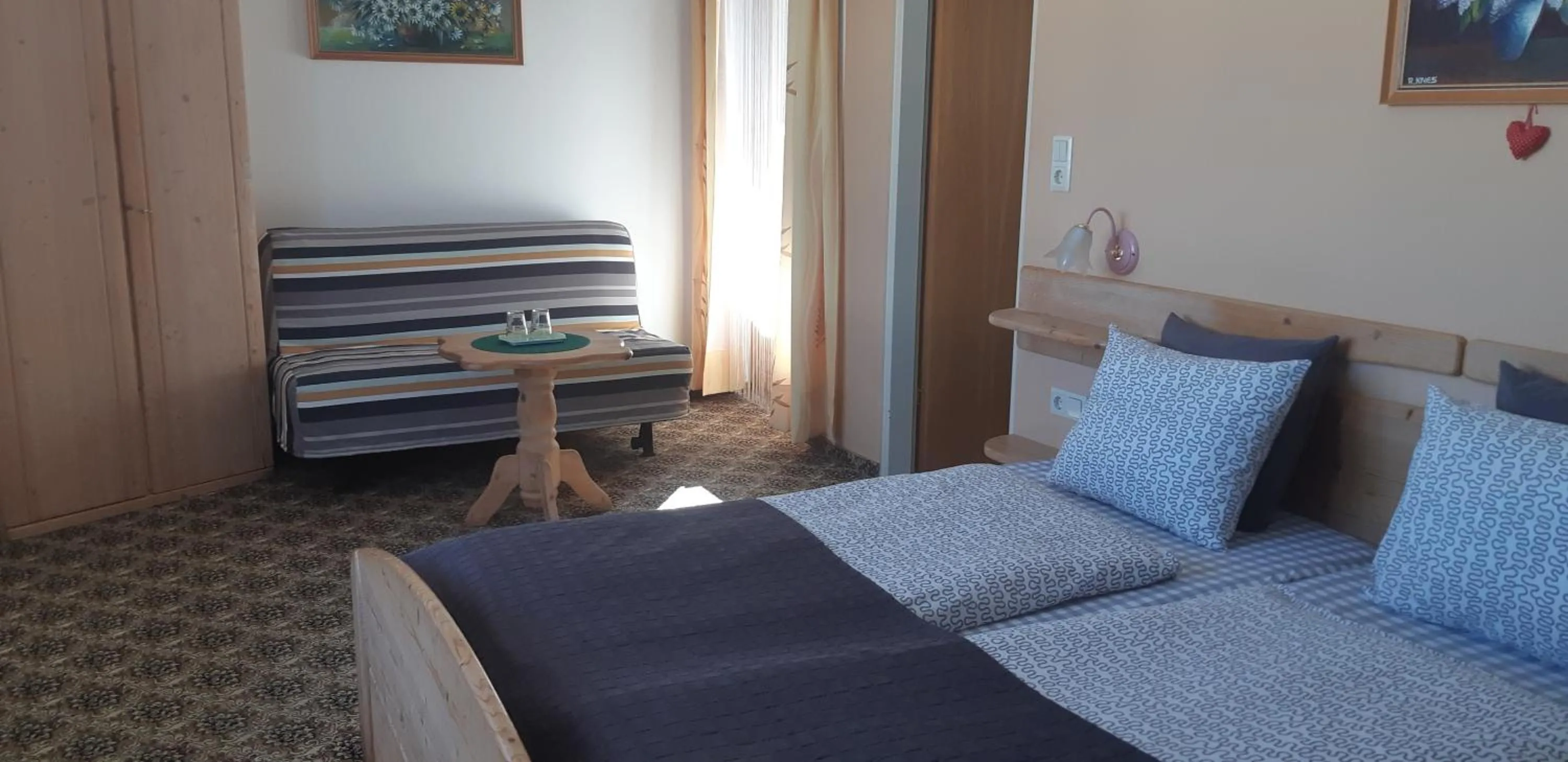 Photo of the whole room, Bed in Haus Angelika - bed & breakfast - Innsbruck/Igls