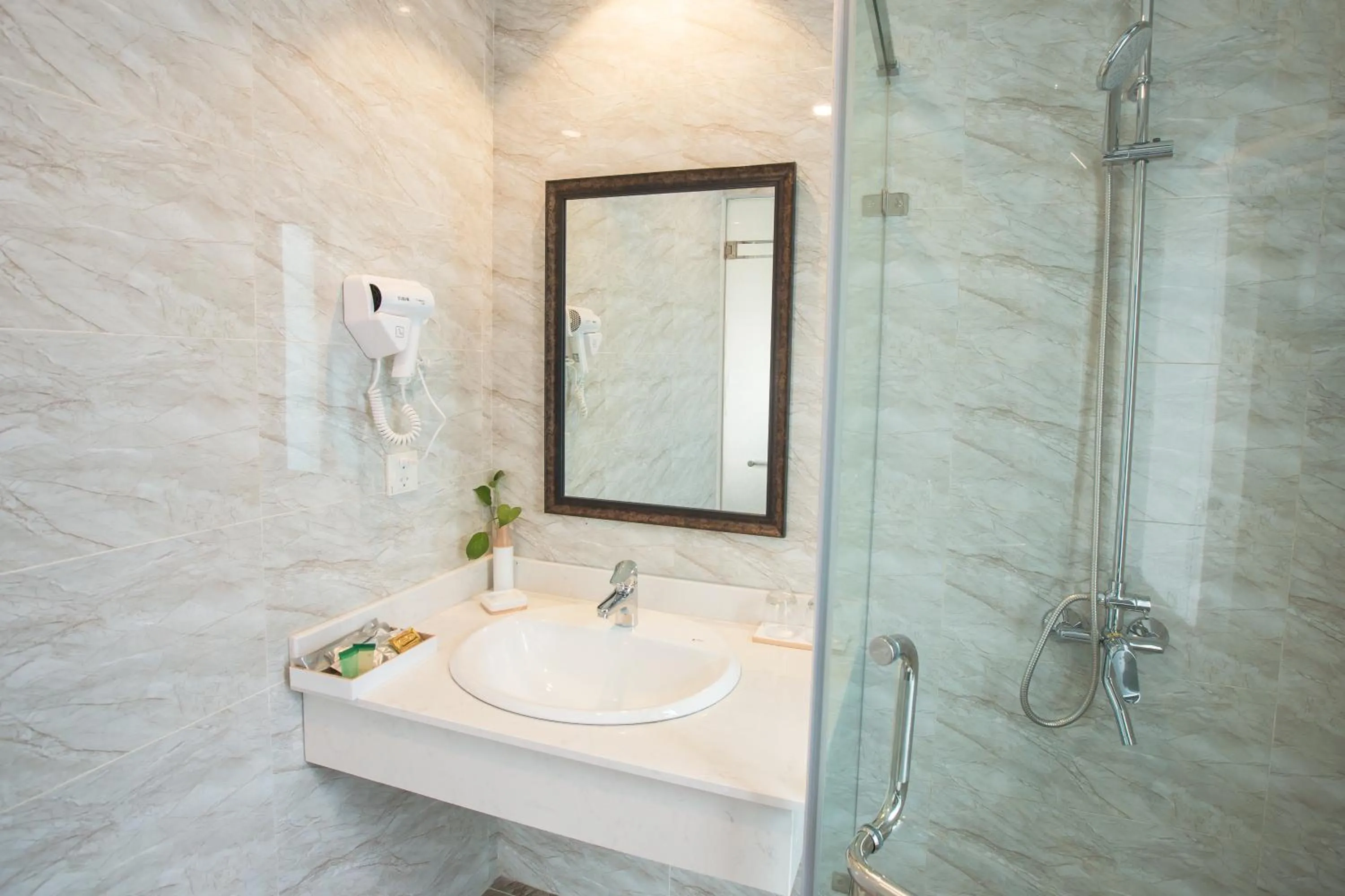 Shower in Dinh Elegant Hanoi Hotel