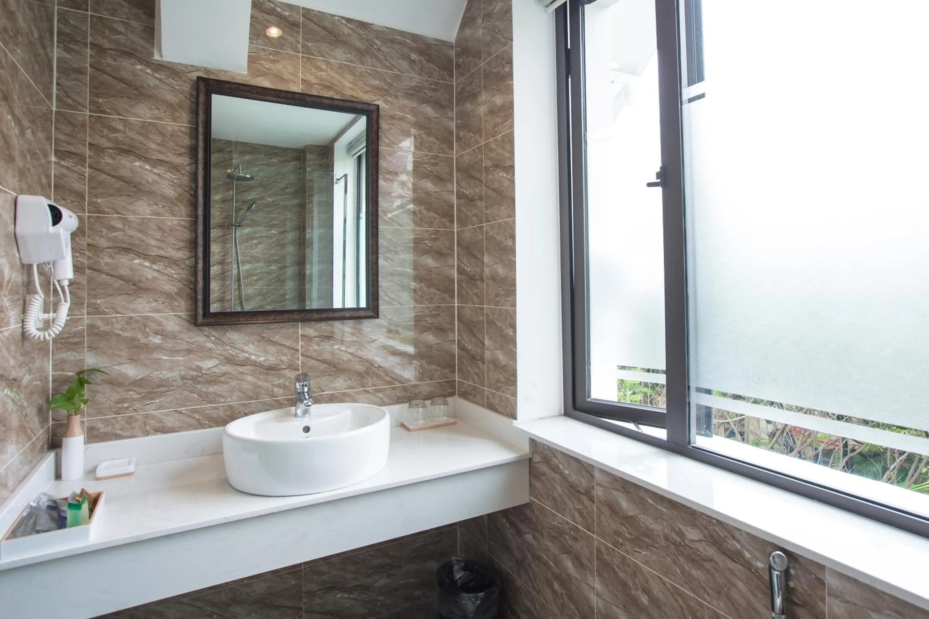 Shower in Dinh Elegant Hanoi Hotel