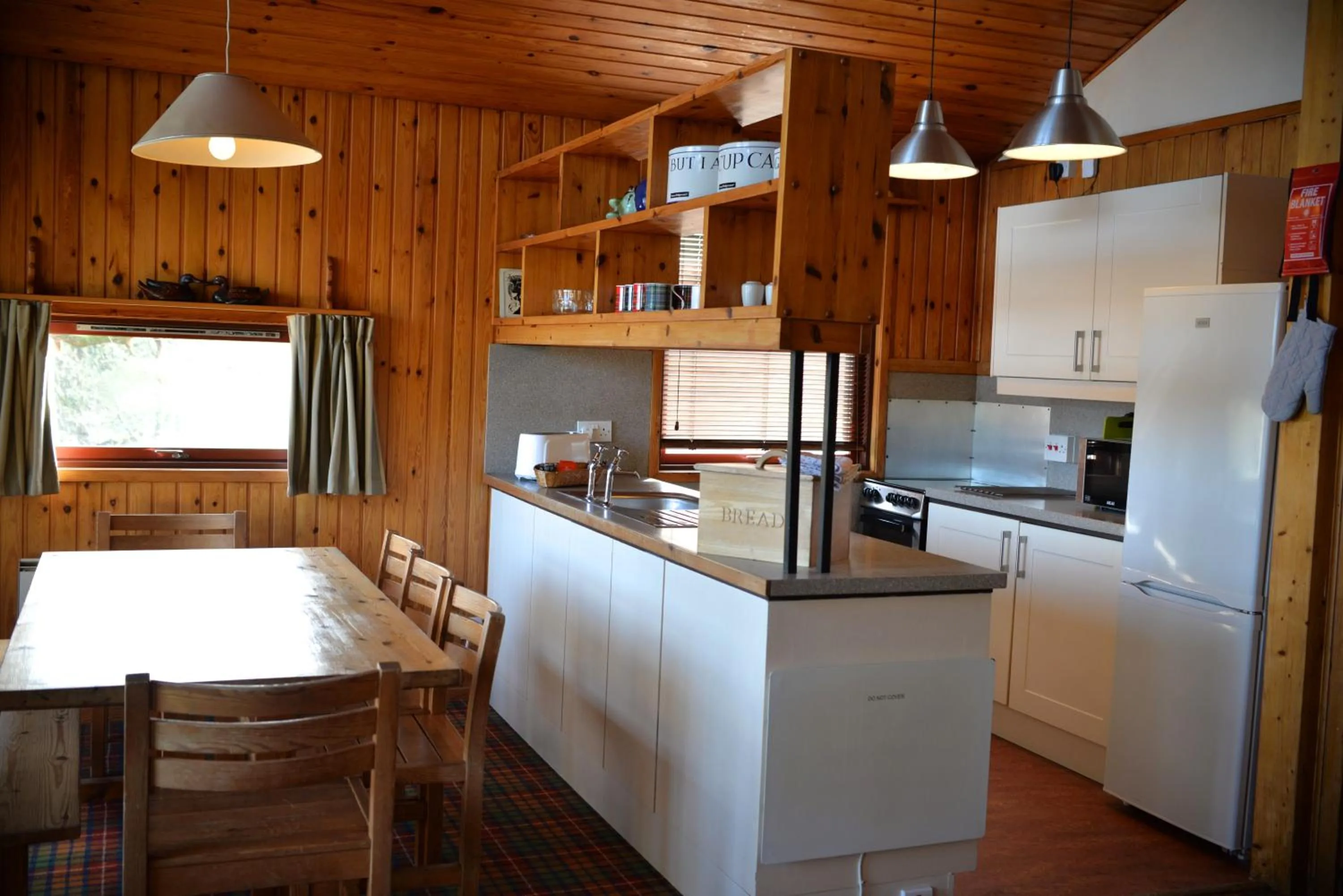 Kitchen or kitchenette in Loch Monzievaird Chalets