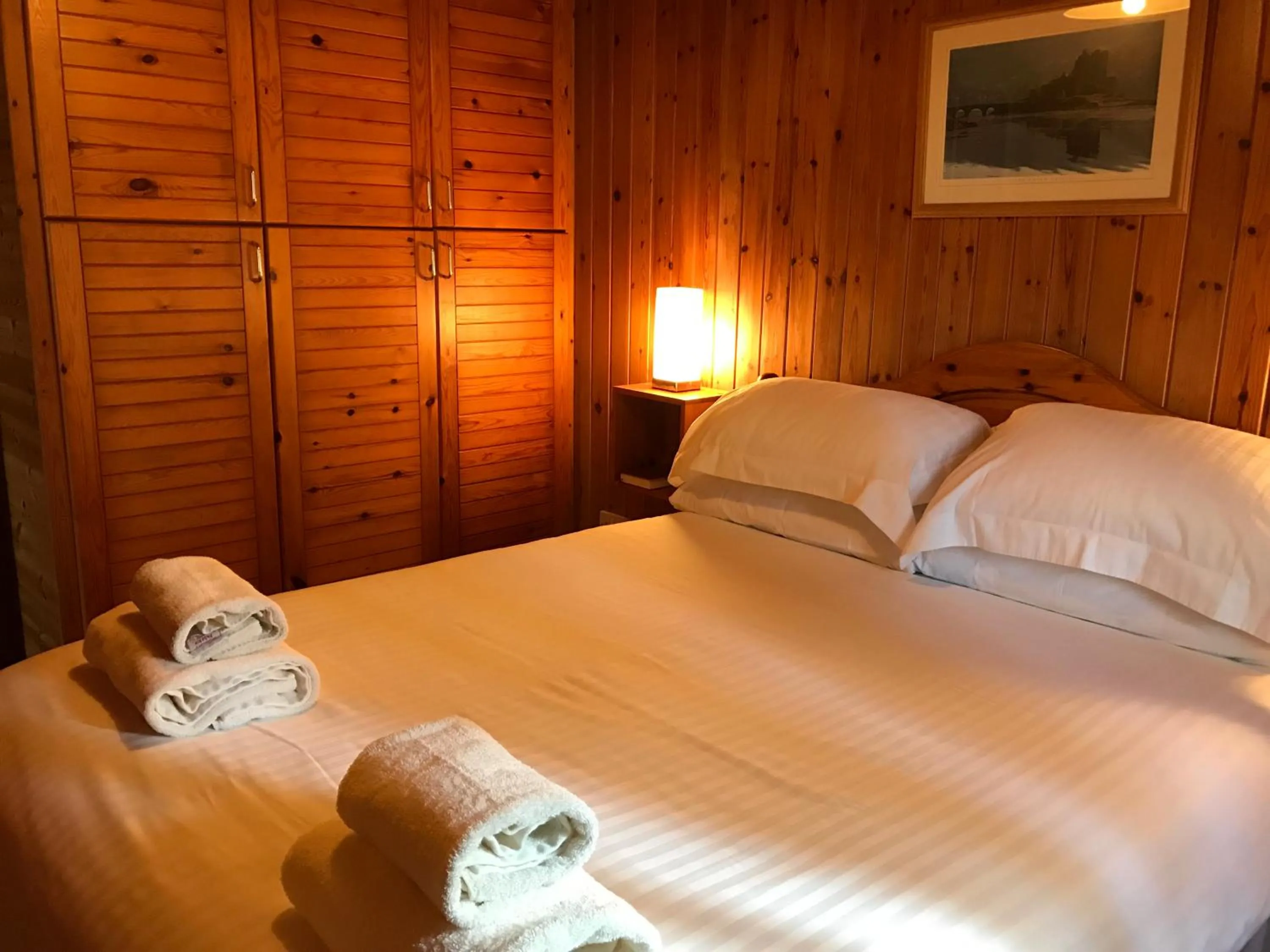 Bedroom, Bed in Loch Monzievaird Chalets