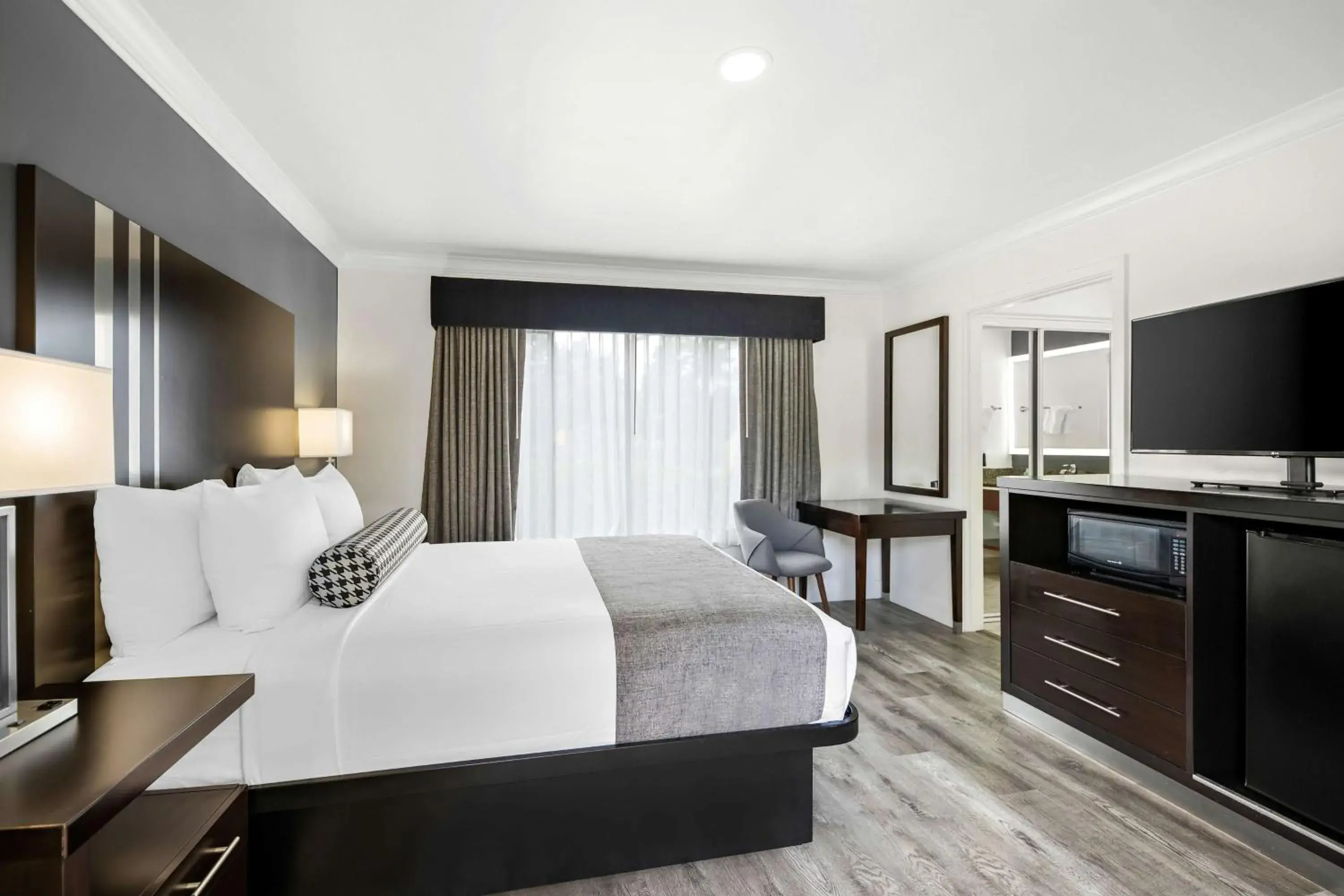 Deluxe Queen Room with Two Queen Beds - Non-Smoking in Best Western Park Crest Inn Deluxe Queen Room with Two Queen Beds - Non-Smoking in Best Western Park Crest Inn