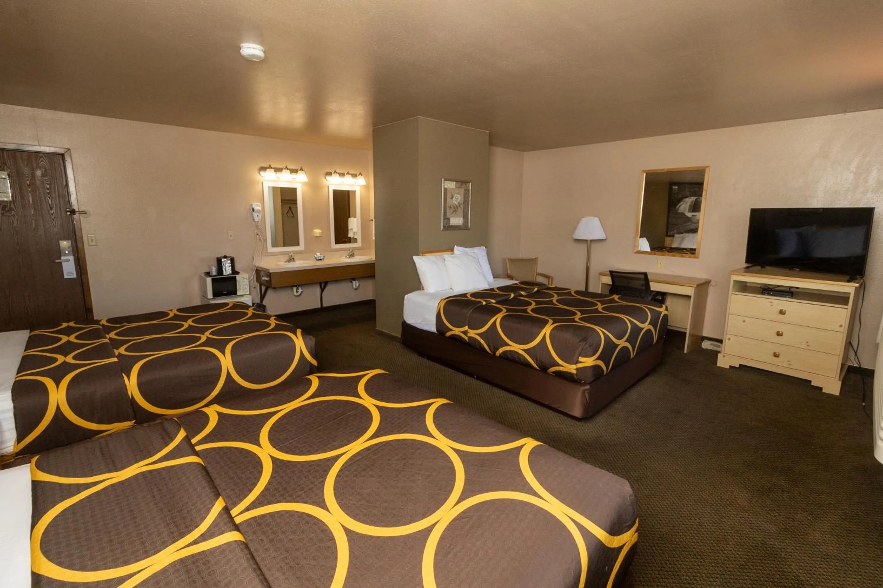 Bed in FairBridge Inn & Suites Moscow - Pullman