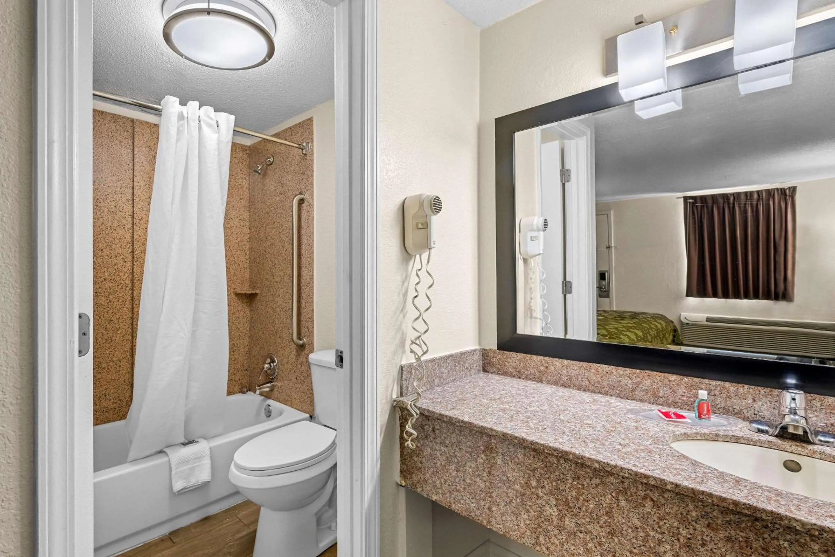 Bedroom in Econo Lodge Kingsport East