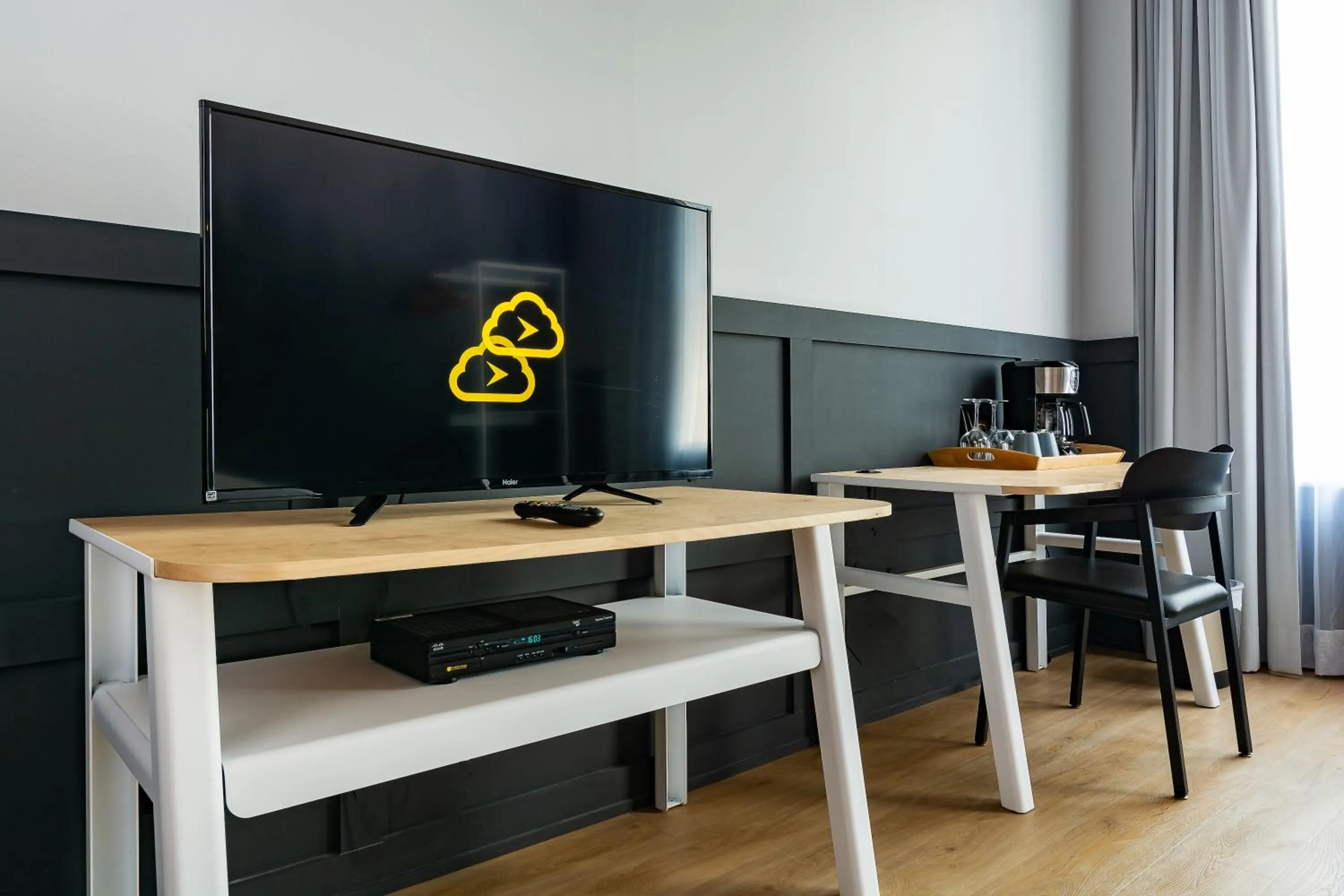 TV and multimedia in Hôtel du Jardin - Par Les Lofts Vieux-Québec