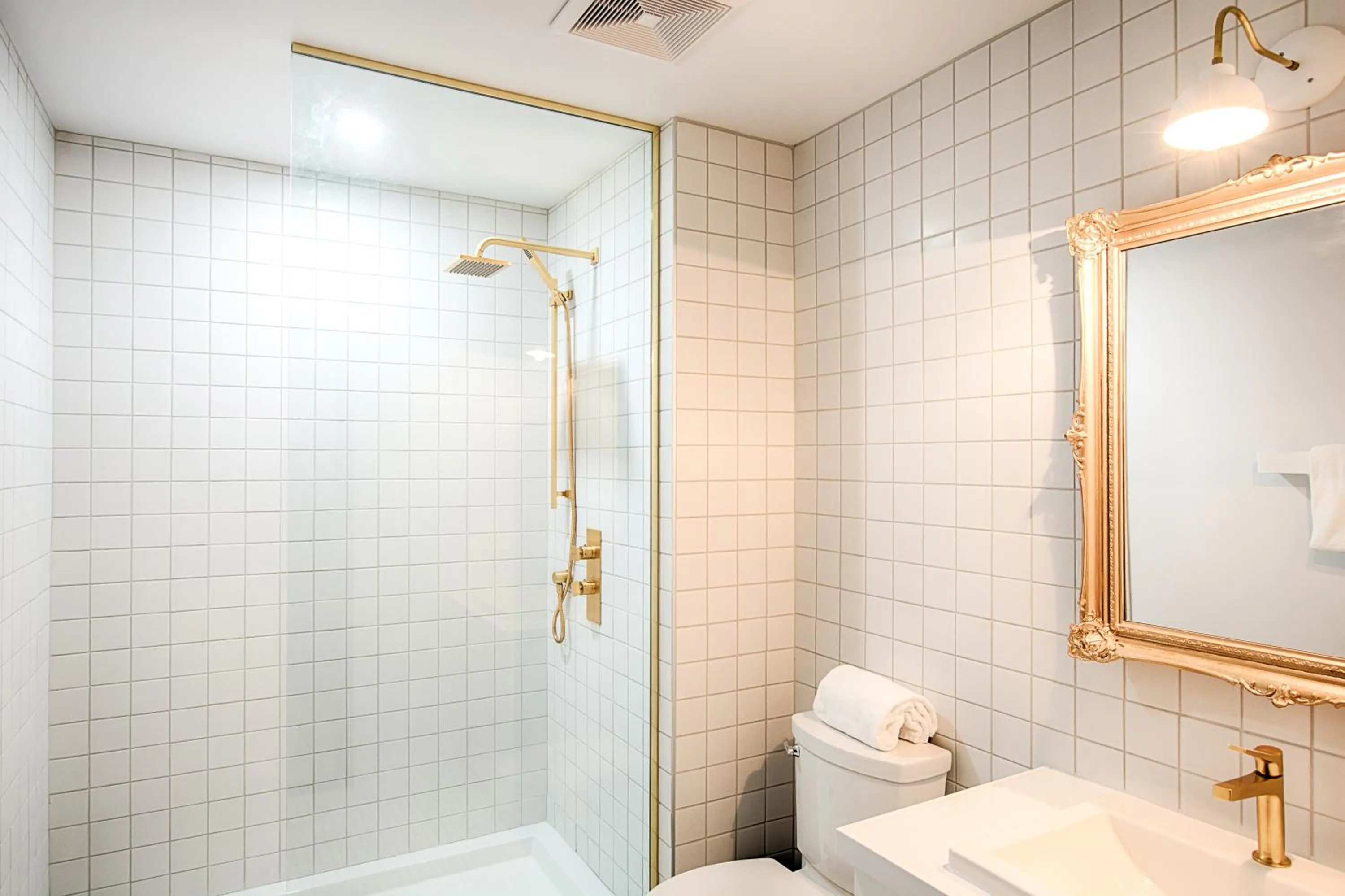 Shower in Hôtel du Jardin - Par Les Lofts Vieux-Québec