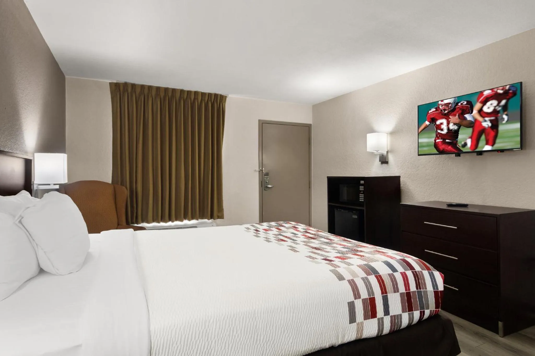 Photo of the whole room, Bed in Red Roof Inn Kingsland